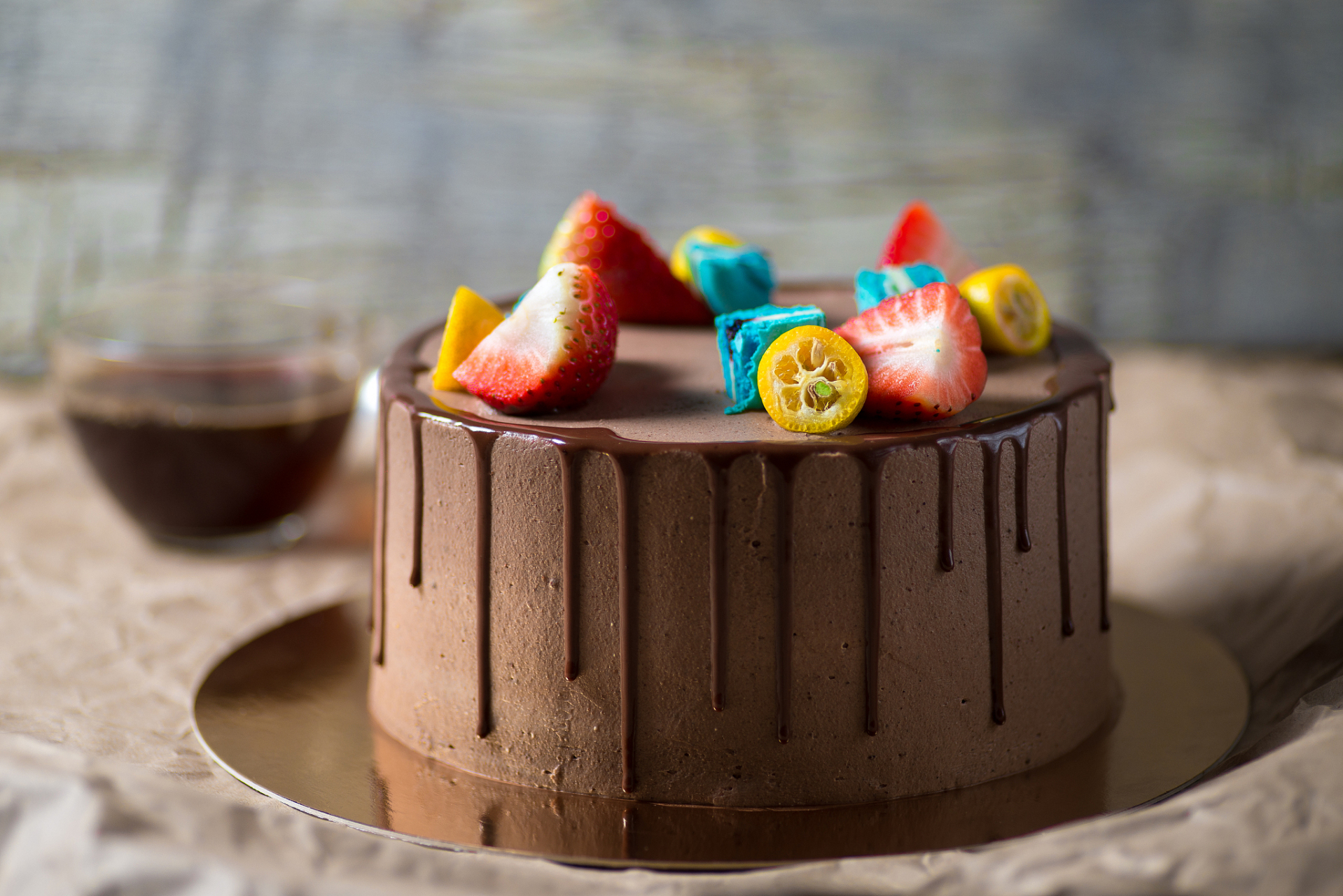 鲜奶蛋糕可保存2-3天,水果蛋糕2-4天,奶油蛋糕2-3天,巧克力蛋糕3-5天.