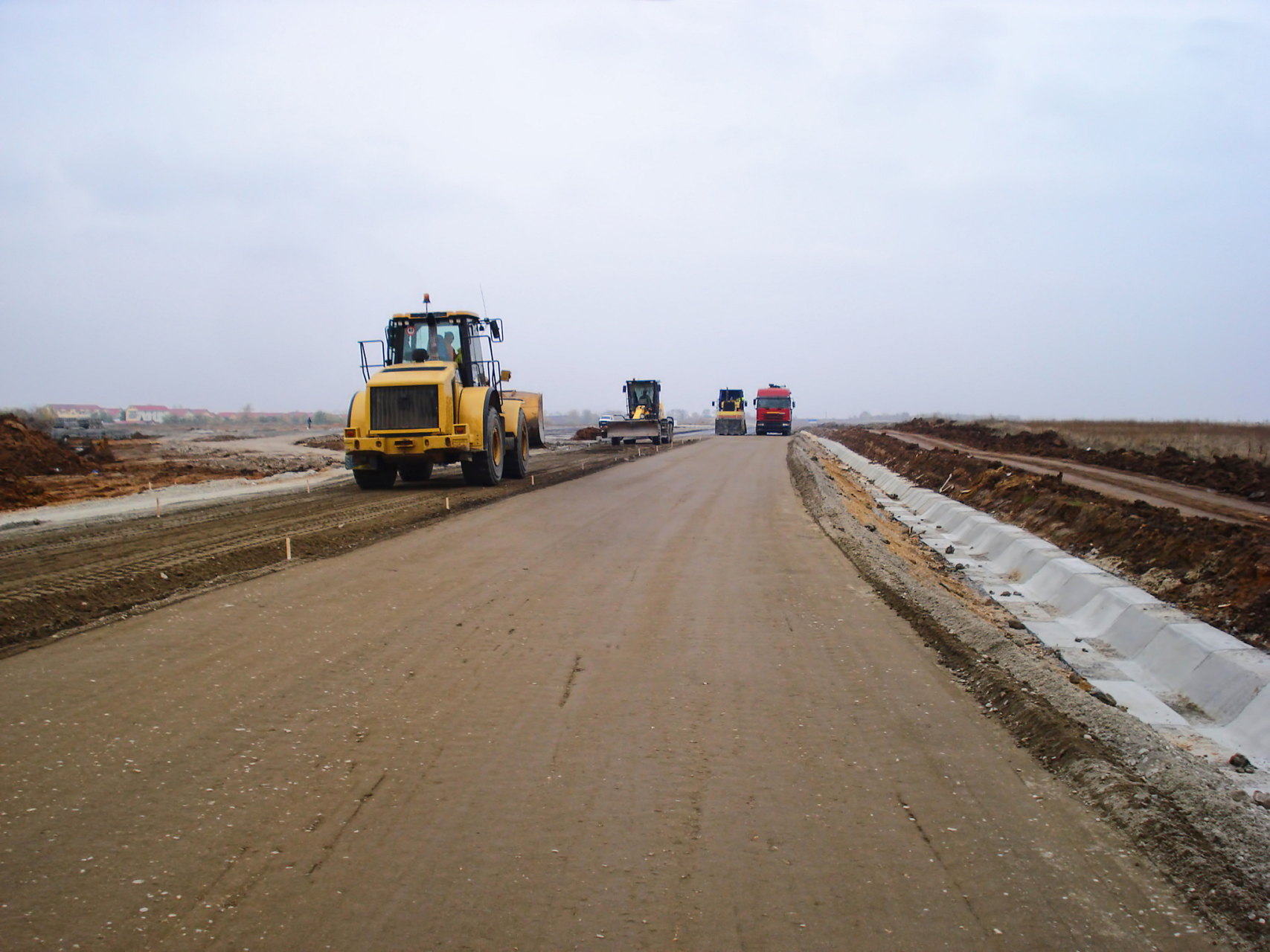 每日一题:二灰混合料压实与养护中,以下说法正确的是().
