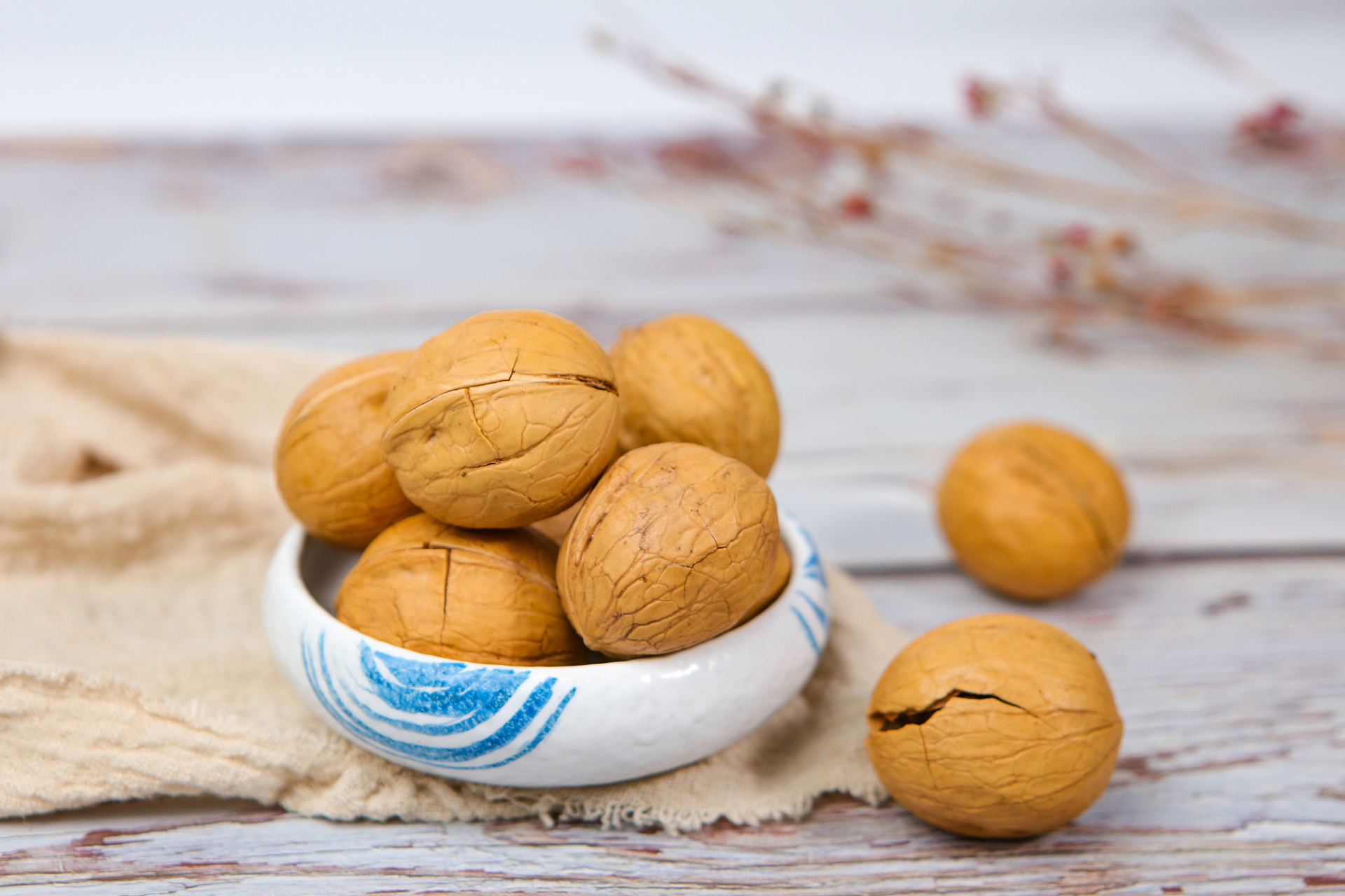 临安山核桃是杭州著名的特产干果,它有着红棕色的核桃肉,果仁柄满