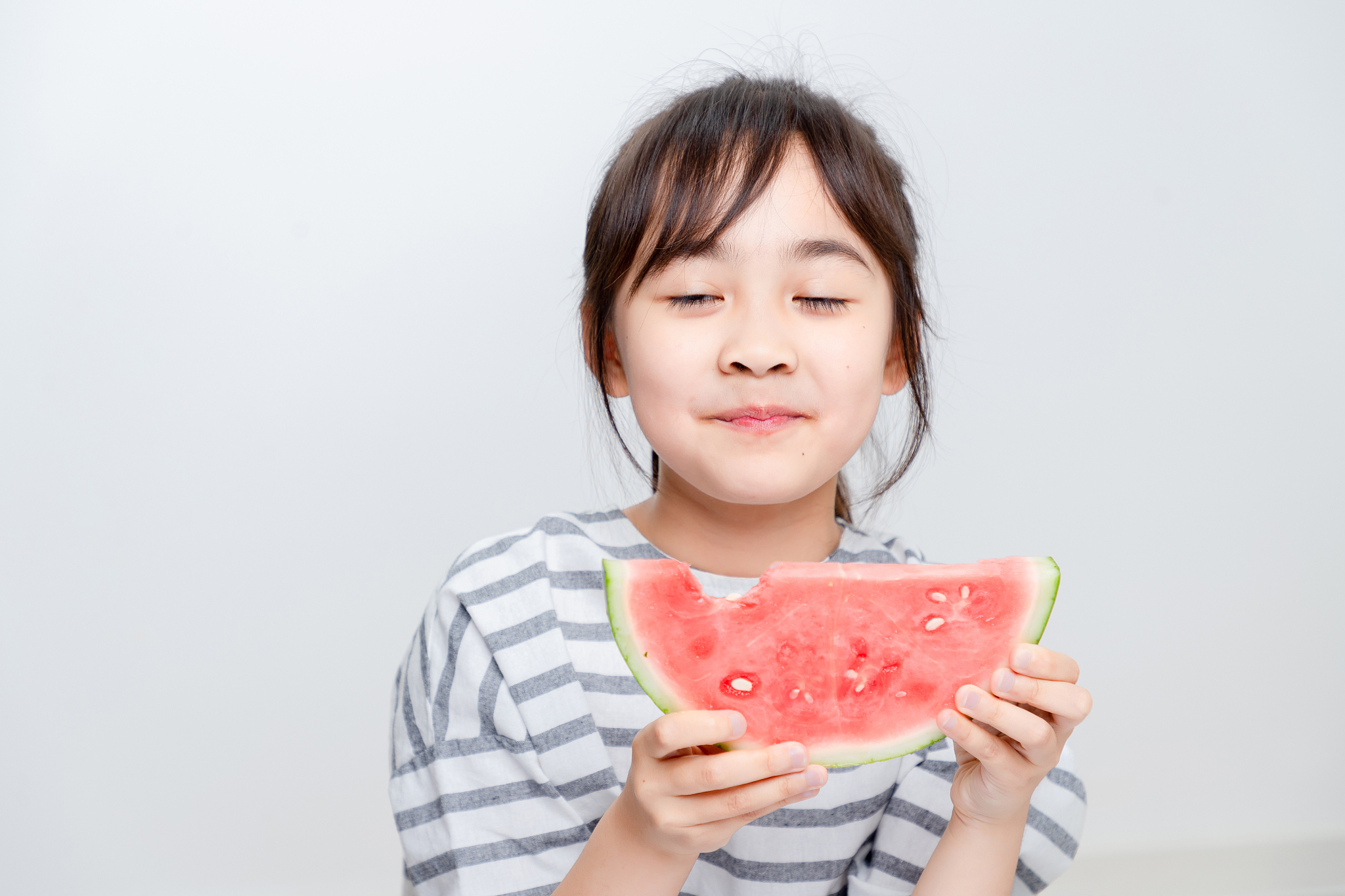 夏日炎炎,一款"女孩与西瓜"头像及壁纸带来清凉
