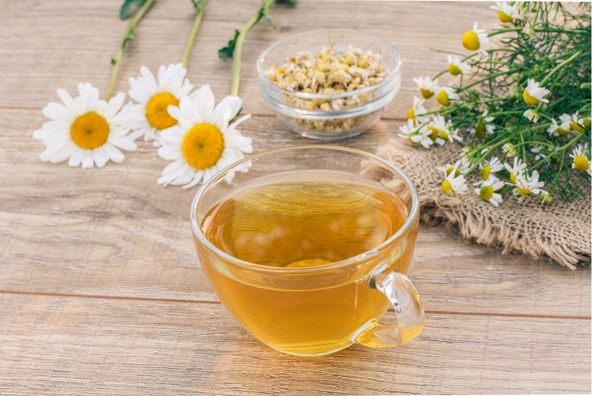 冰糖雪梨菊花茶是一种具有多种功效和作用的茶  清热降火:菊花能够