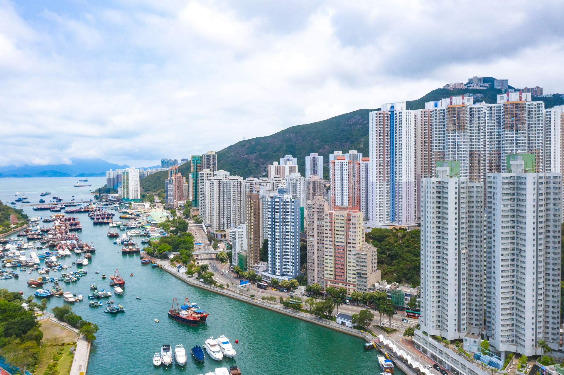 香港特别行政区著名旅游景点: 太平山顶,浅水湾,海洋公园,迪士尼乐园