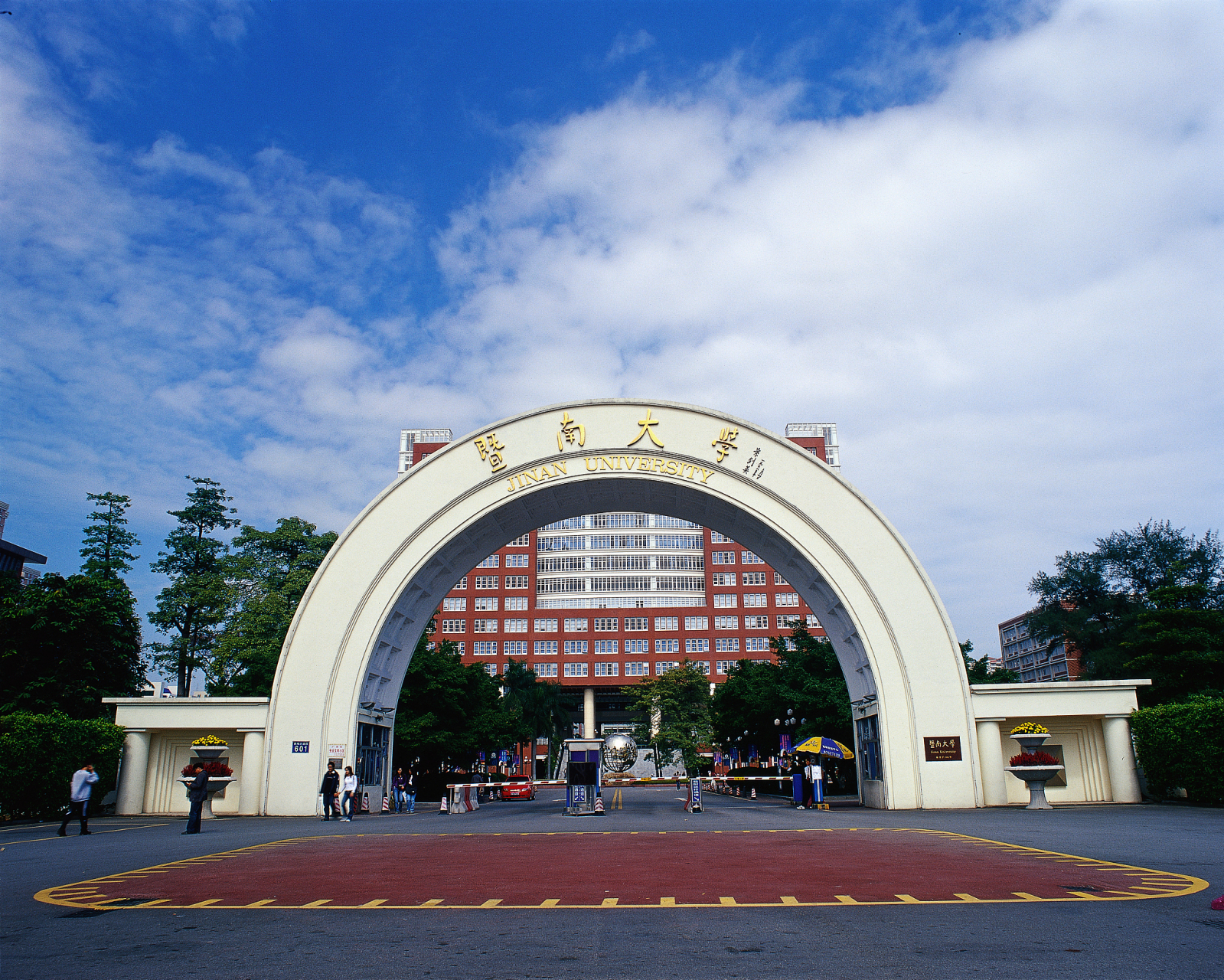 南华大学:湖南衡阳,以前是中南工学院 东华大学:上海,以前是中国纺织