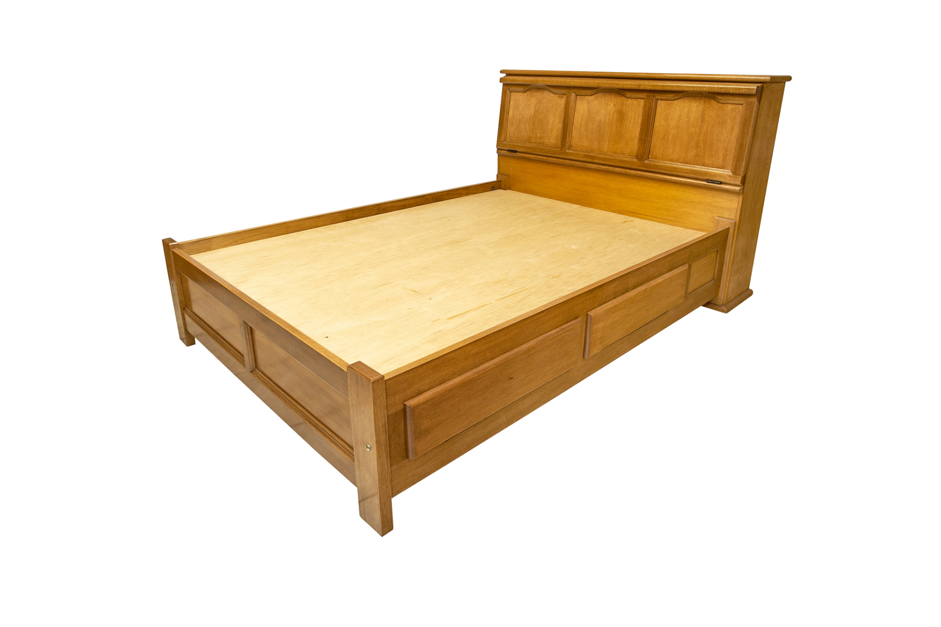 杉木床板在刚购买回来时可能会有一些气味,这是由于木材本身所含的