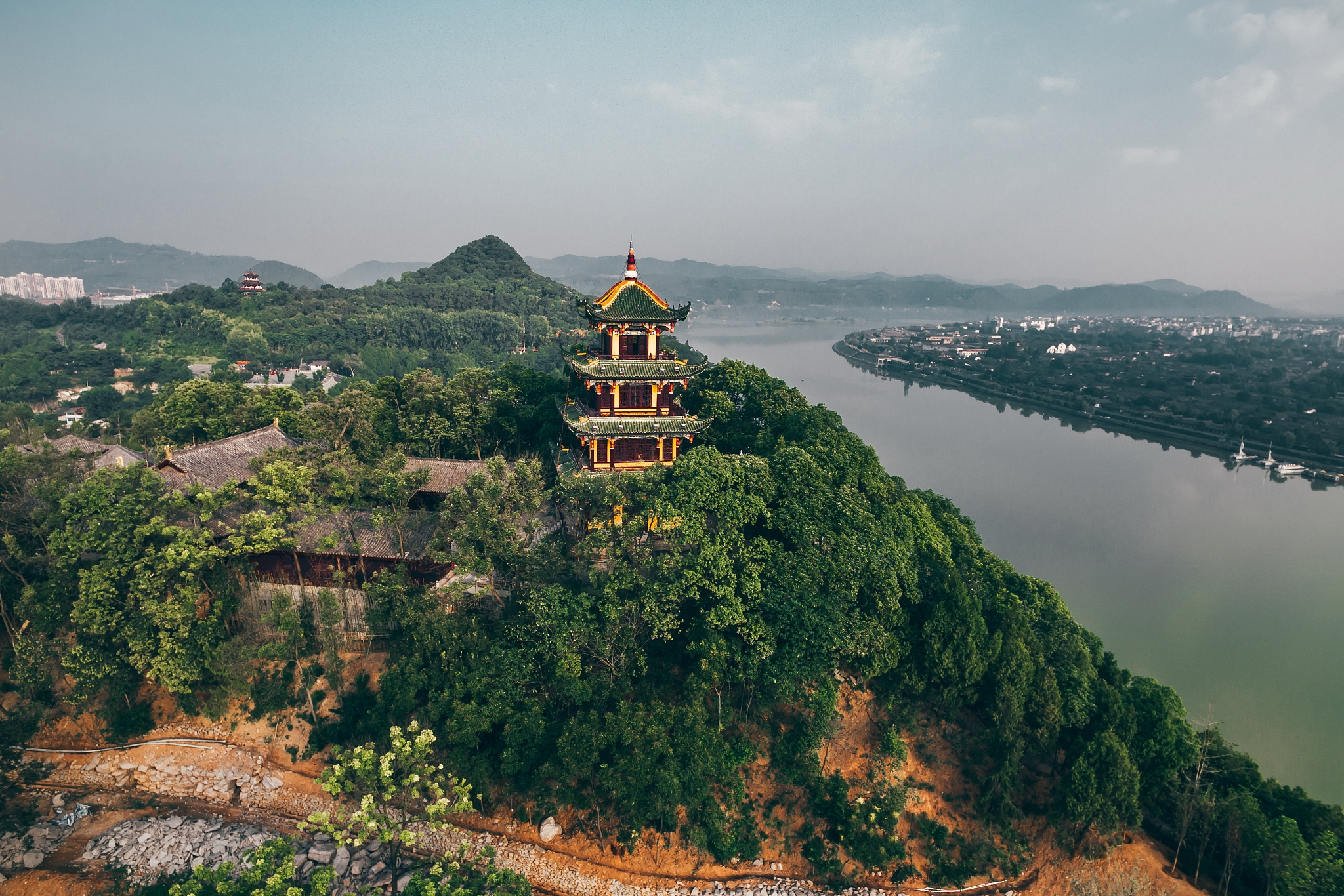 宣城旅游景点排名前十包括敬亭山,泾县桃花潭,绩溪龙川,旌德江村,石台