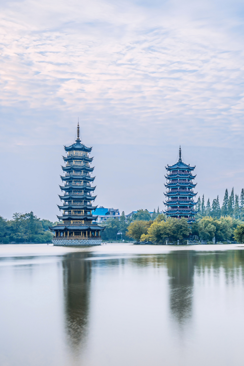 桂林日月双塔,世界最高铜塔,位于市中心,是绝美夜景观赏地.