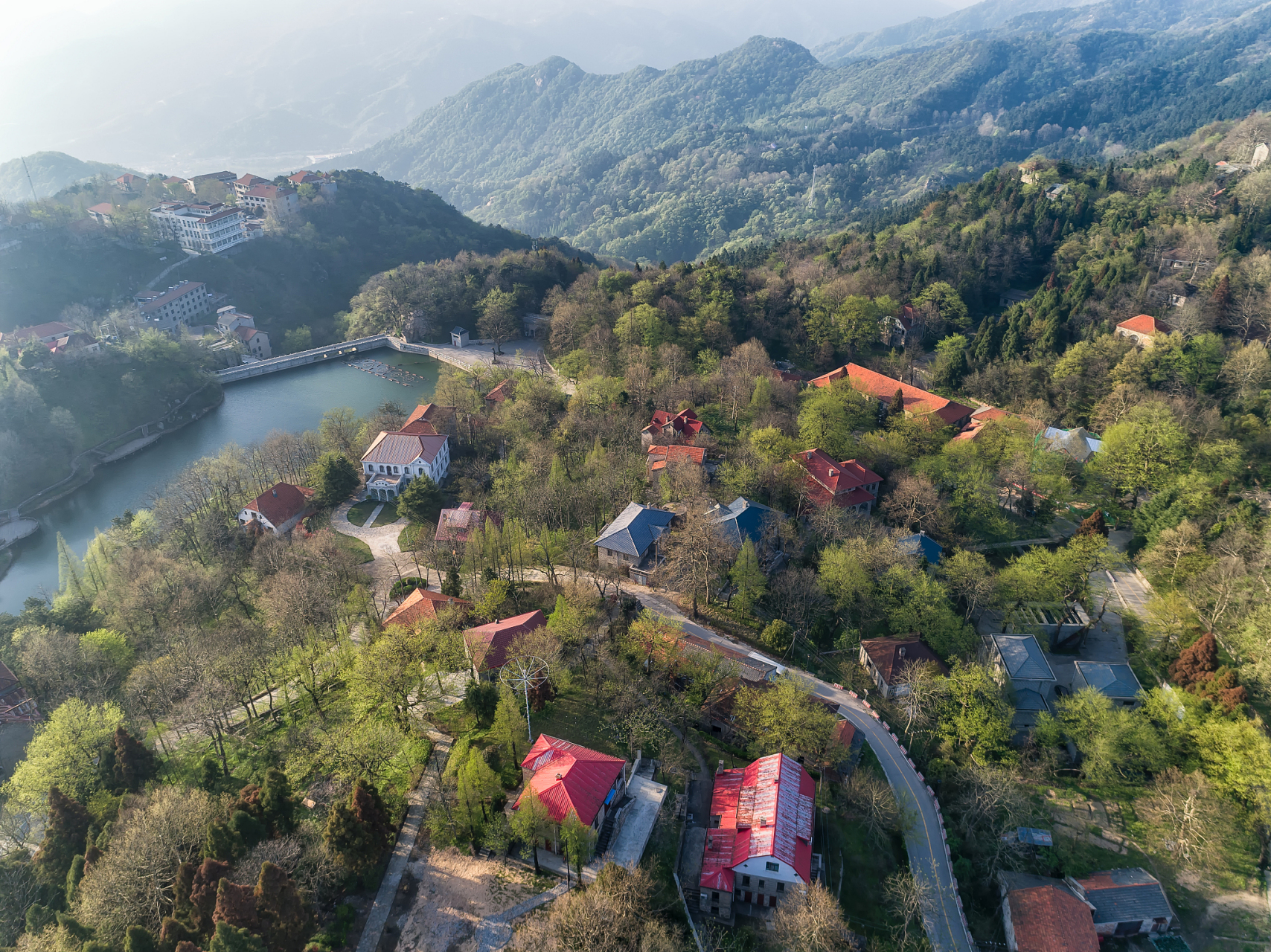 青龙山风景区,位于湖北省大冶市城东,是一个集山水,园林,文化于一体的