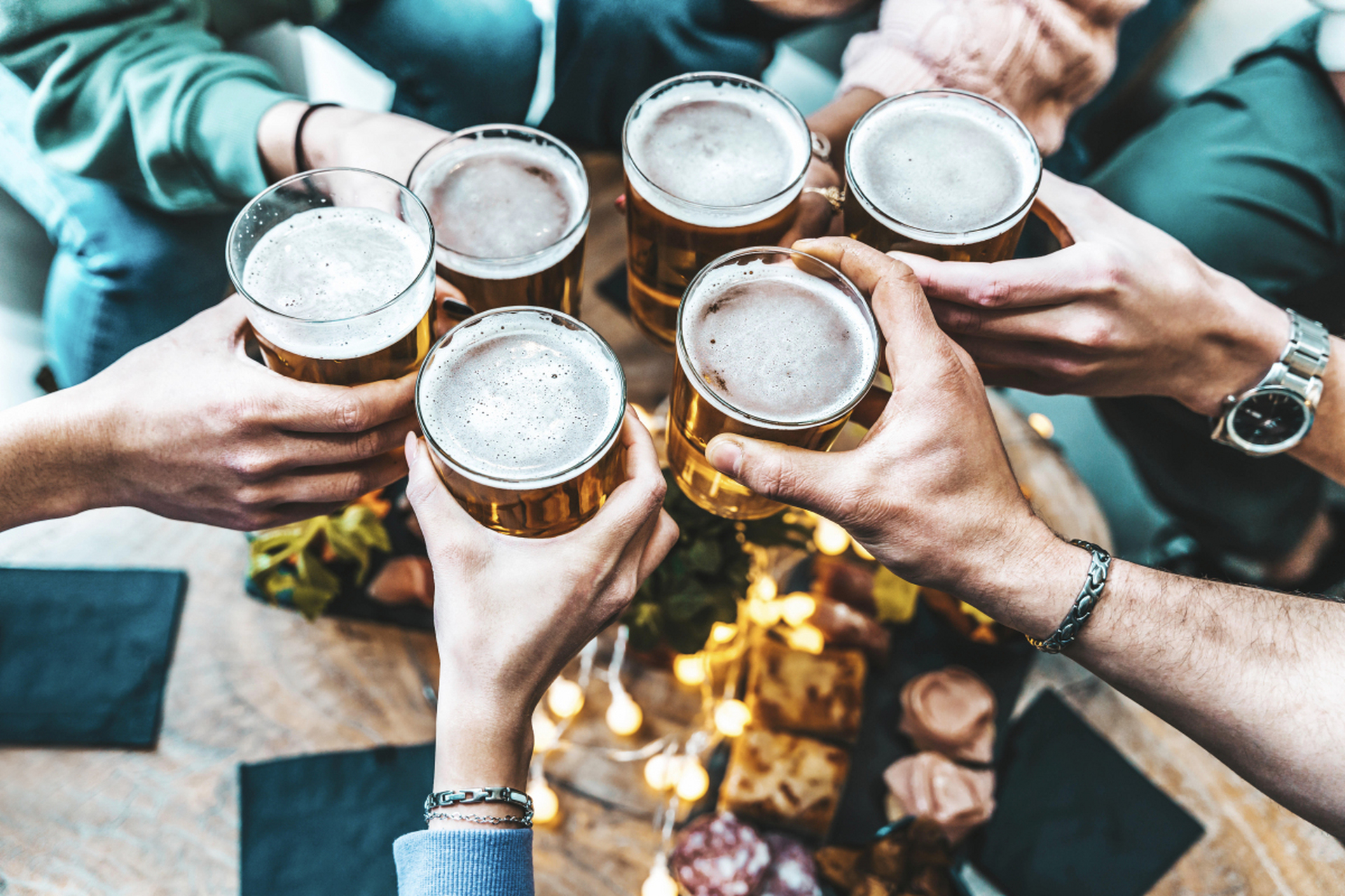 他人敬酒时:别人向你敬酒,最好起立;别人为自己倒酒时,单手扶杯或一只