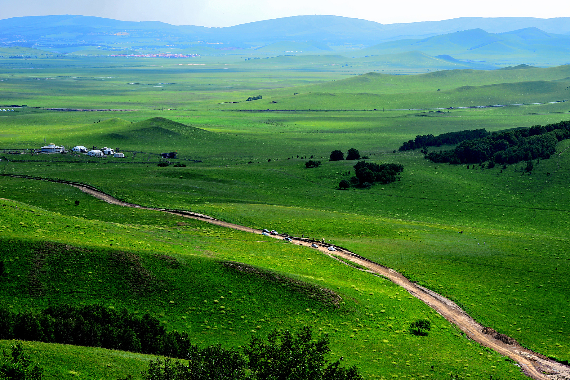呼和浩特作为内蒙古自治区的首府,拥有丰富的历史文化资源和自然景观.