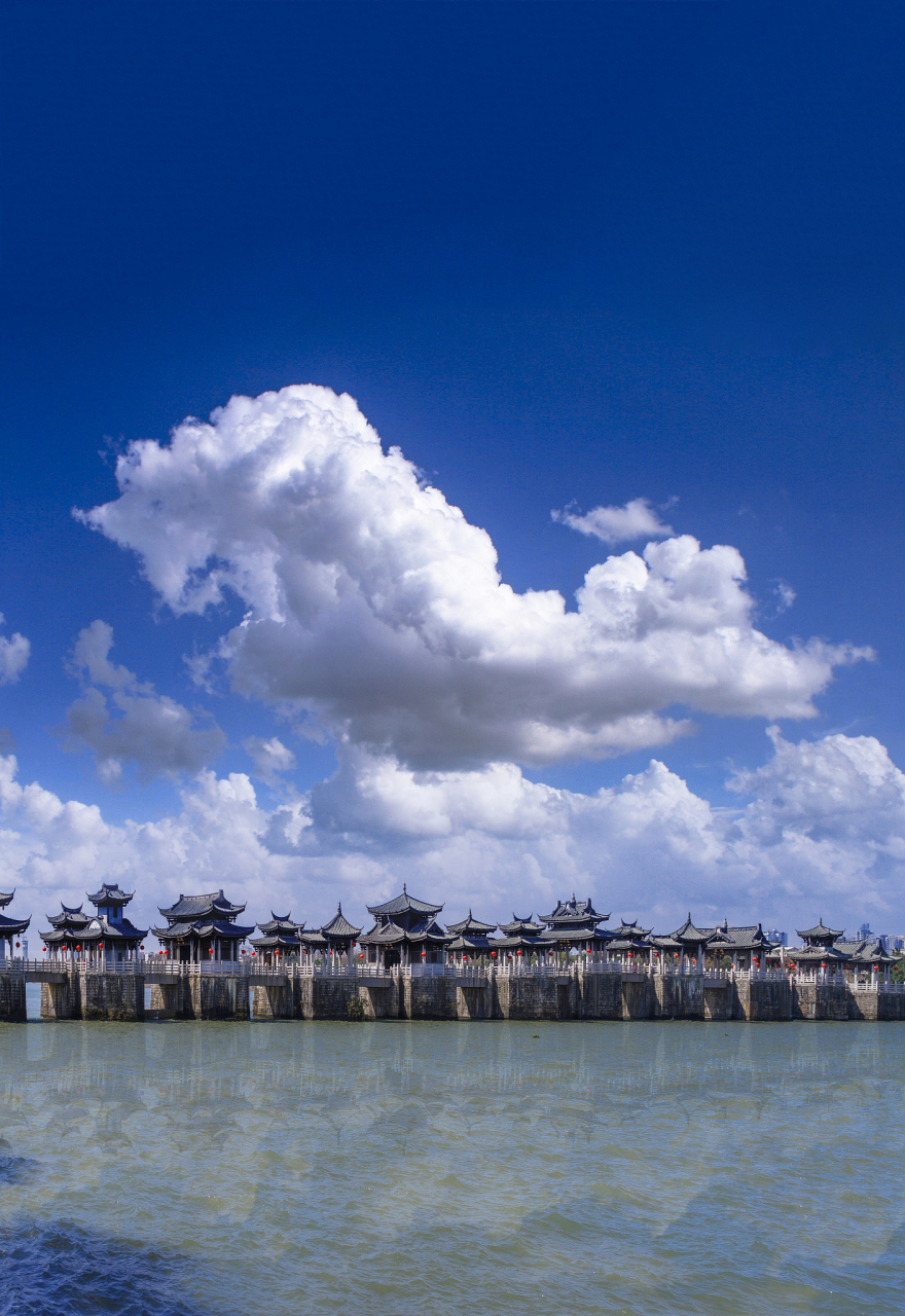 潮汕的旅游景点和特色美食吸引了众多游客.