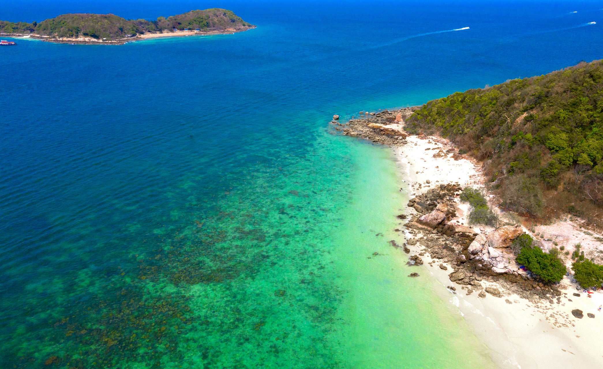 坎昆,墨西哥:加勒比海的明珠,白沙滩,碧蓝海水和丰富的水上活动  坎昆