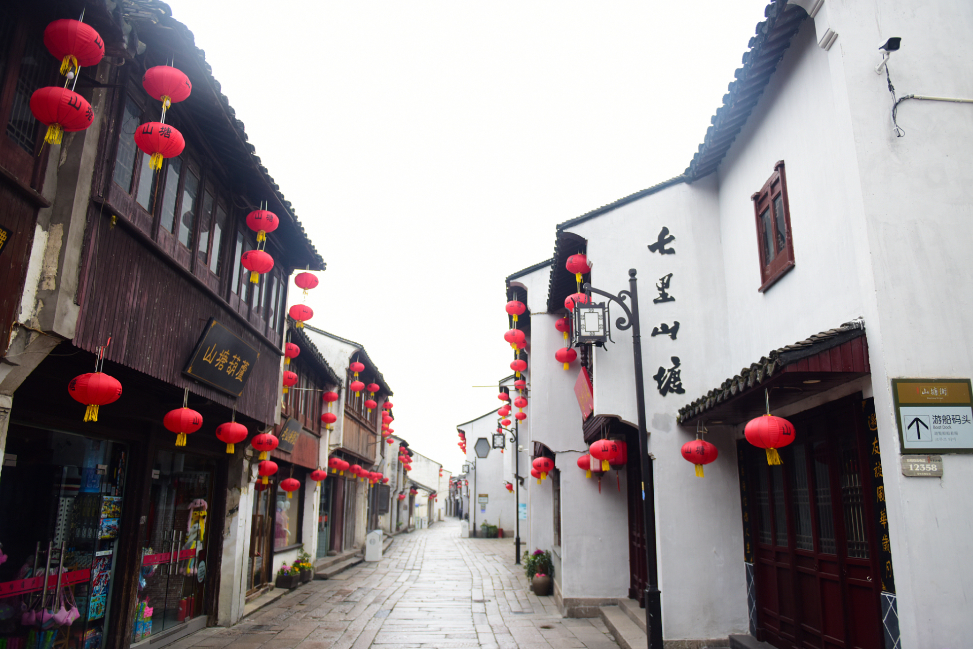 高淳老街位于南京市高淳区淳溪镇,是江苏省内保存最完好的古建筑群,被