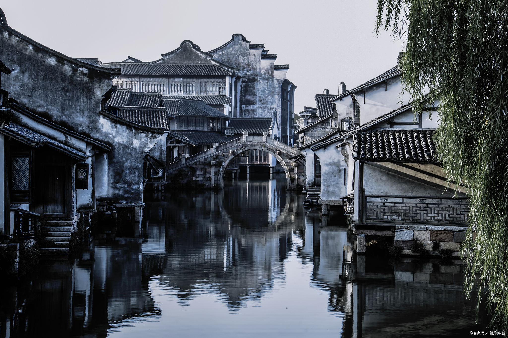 乌镇,一个古老而美丽的江南水乡,拥有着悠久的历史和独特的文化底蕴.