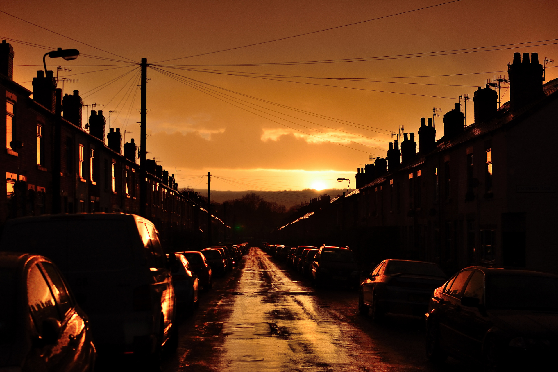 黄昏时分,街道被夕阳染上了一层金色.