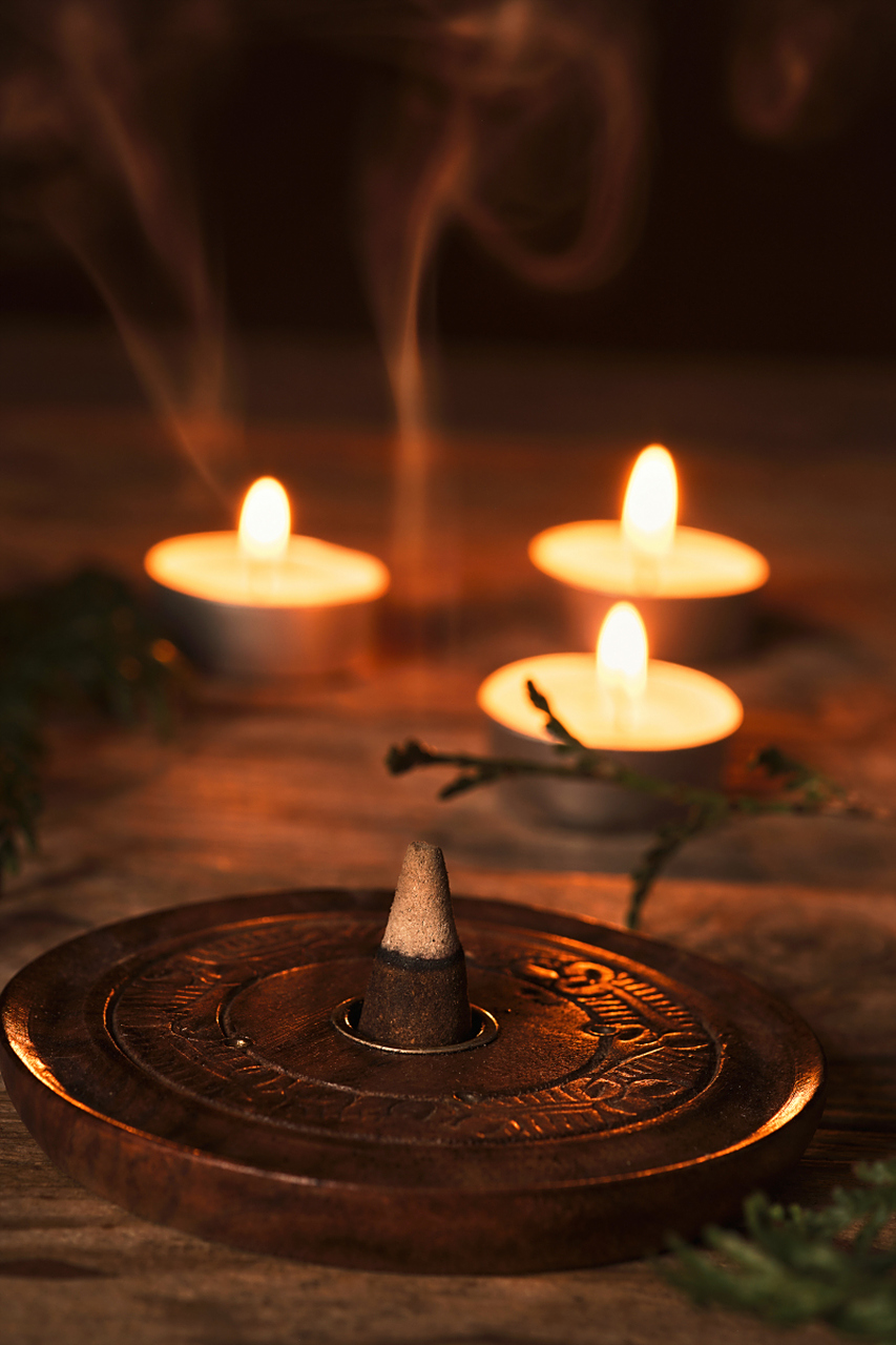 年轻人的第一炷香,是"心香"     当你站在殿阁嵯峨的建筑中间,当你摸