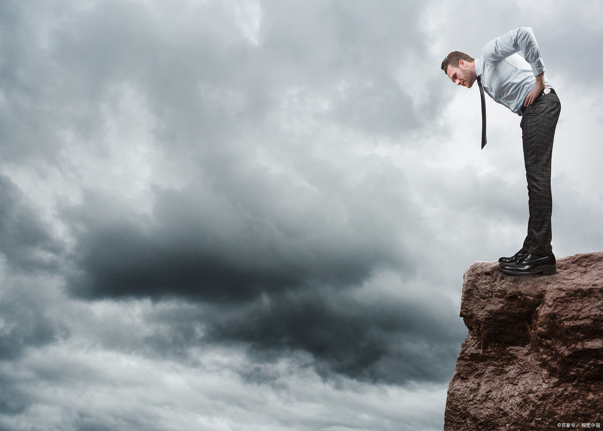 寸步难行的日子束手无策,举步维艰的生活遥遥无期.