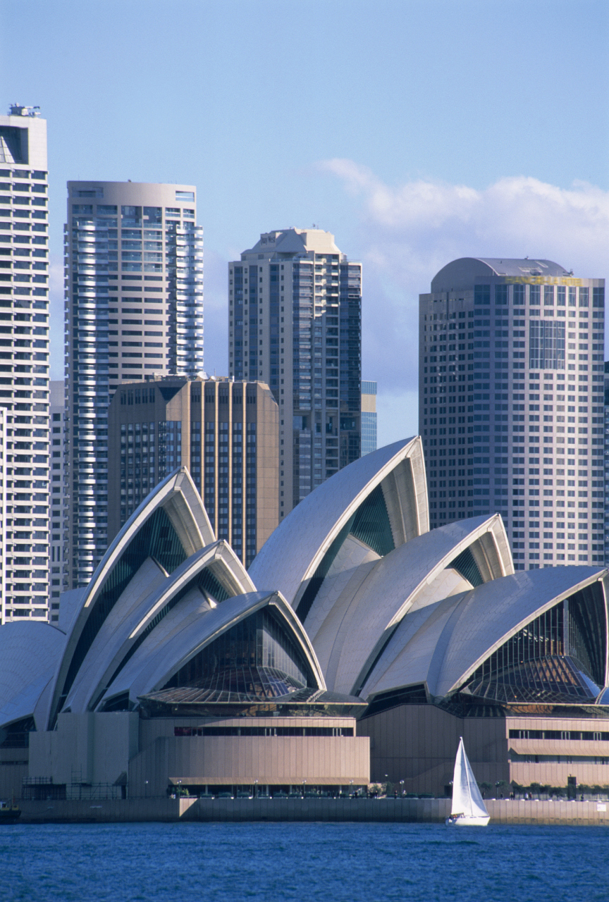 悉尼歌剧院是全球著名地标,拥有独特和创新的建筑设计.