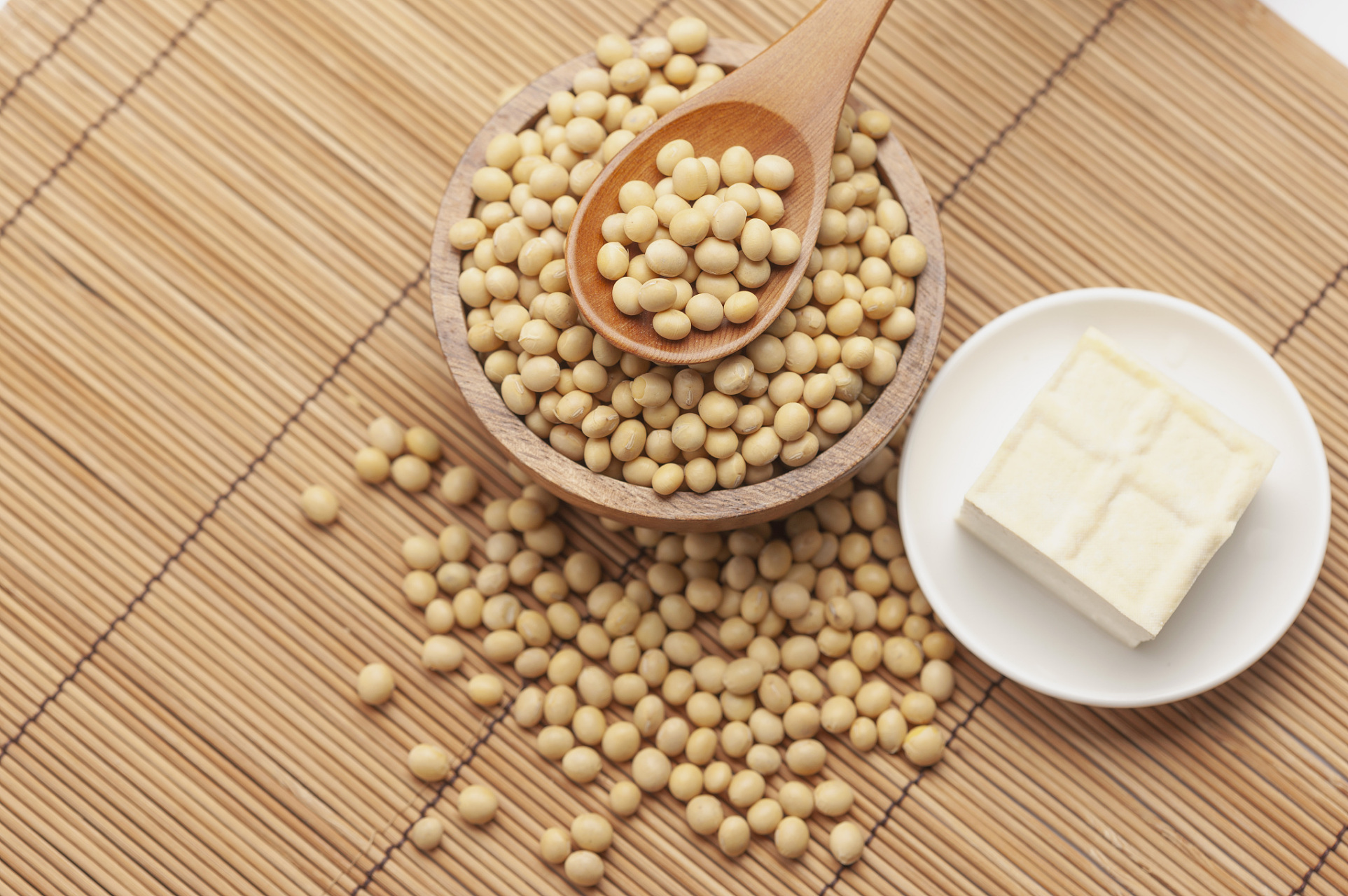 豆类食品中大量含有多种对人体有益的营养成分,包括黄酮,异黄酮,肌醇