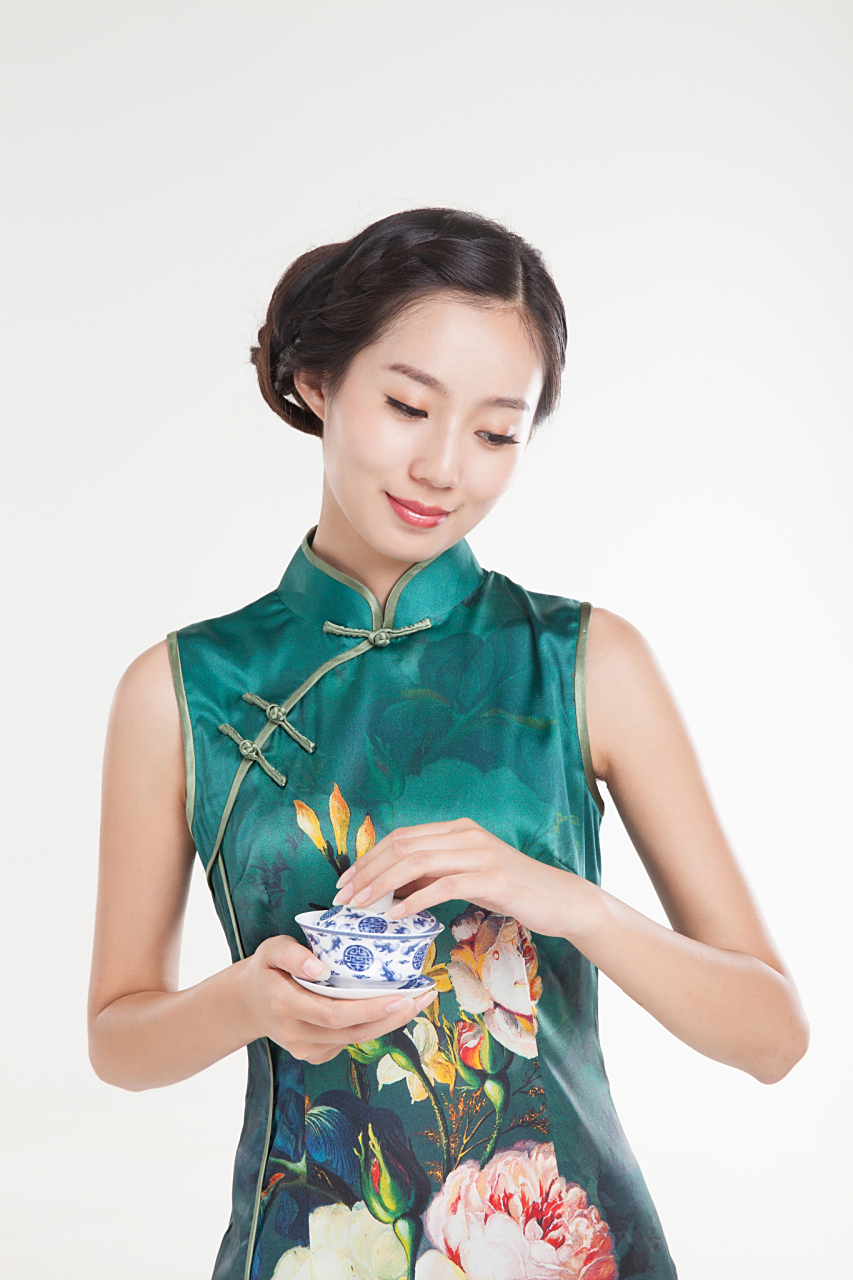 靛青色提花绸夹里女袍,款式结构特征是t形平肩连袖,是中国传统服装