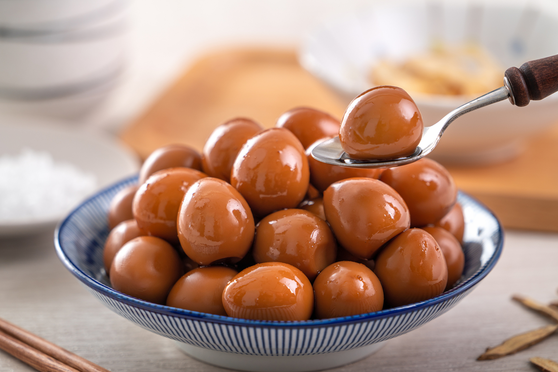 香卤鹌鹑蛋是一道美味可口的传统小吃,它的制作过程需要经过多道工序