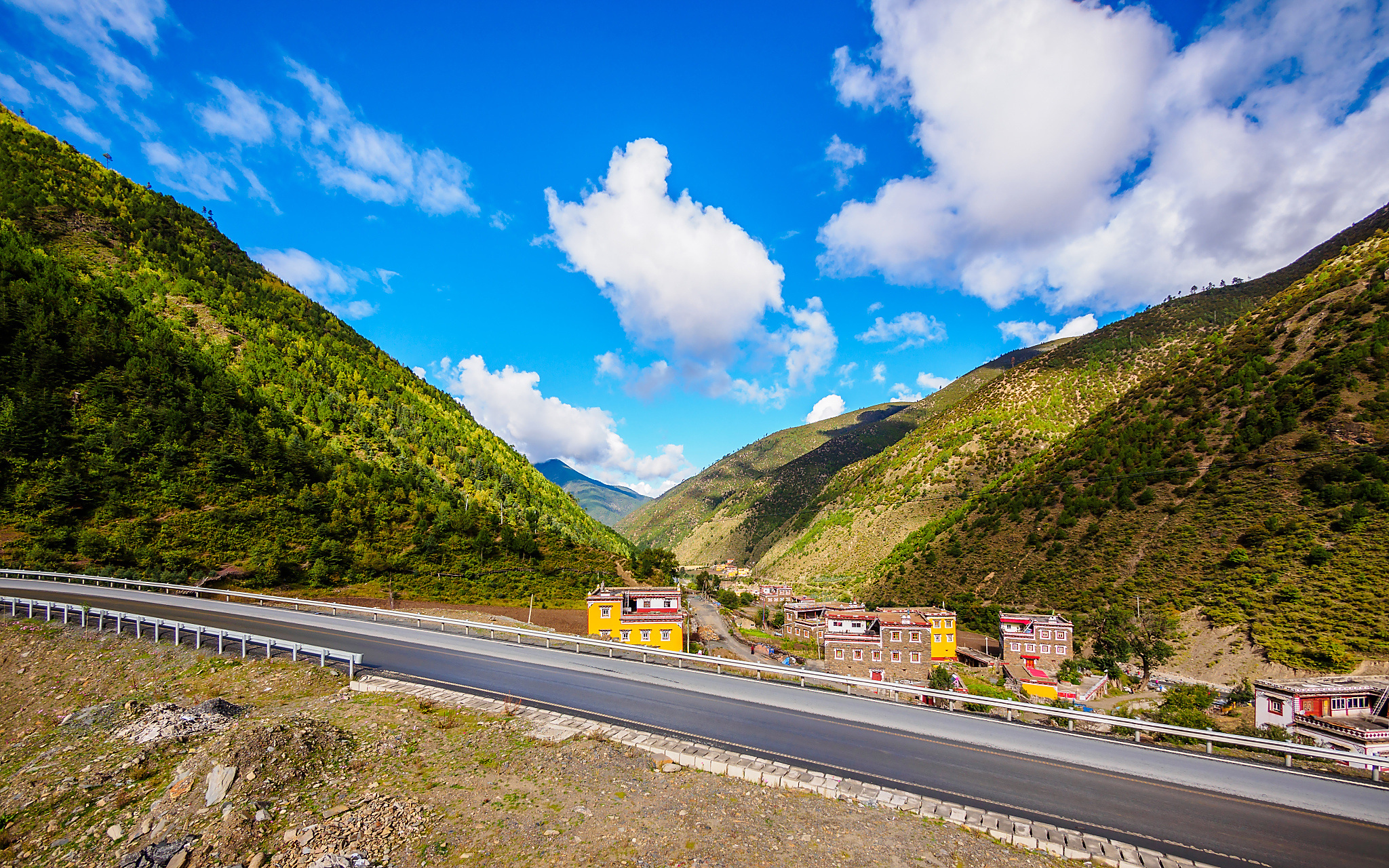 【川藏线旅游攻略线路】 川藏线是中国境内的一条著名公路,也是中国
