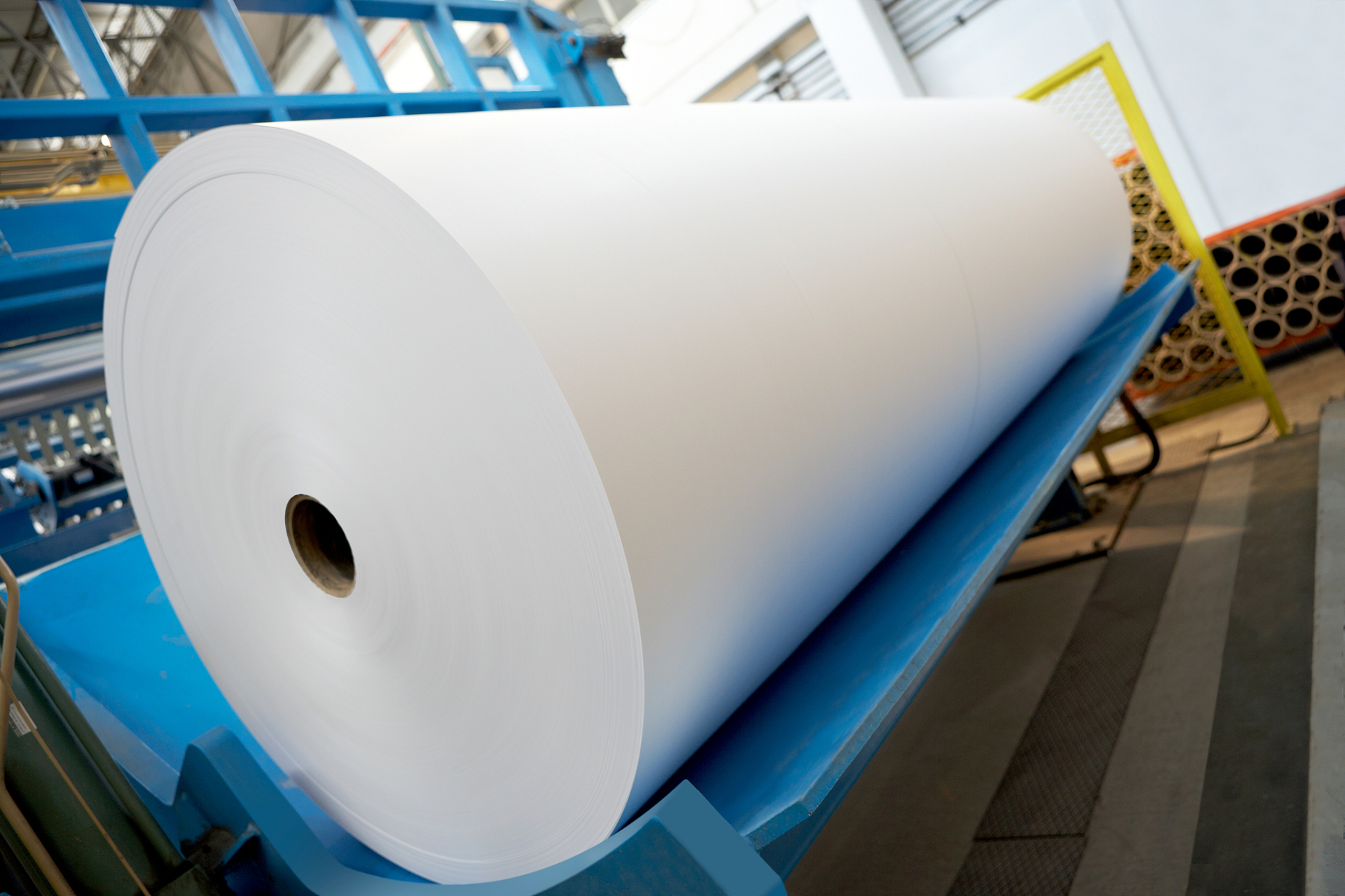 再生纸浆进口报关所需的基本单证包括商业发票,装箱单,提单,品质证明