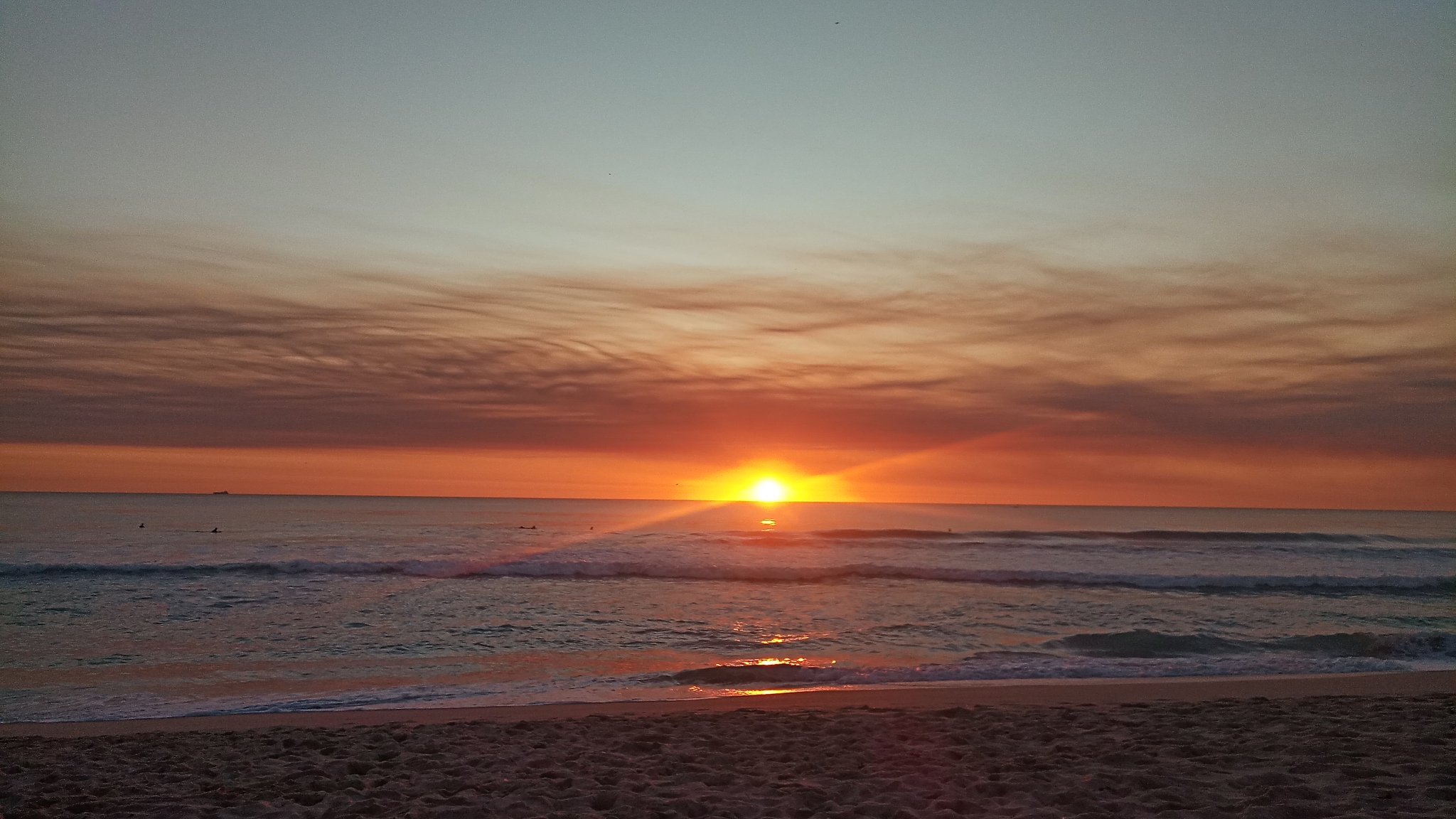 黄昏的海边, 落日余晖洒满天. 海浪拍岸,声声呼唤, 那是时光在诉说.