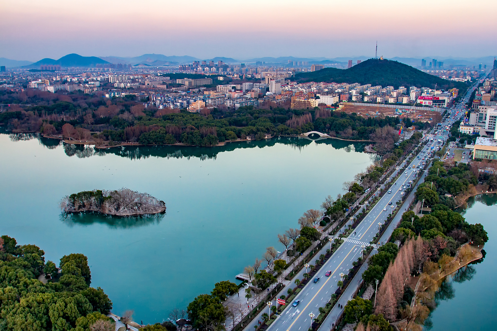 事实上,马鞍山这座城市,不仅有钢铁的一面,也有柔情的一面!
