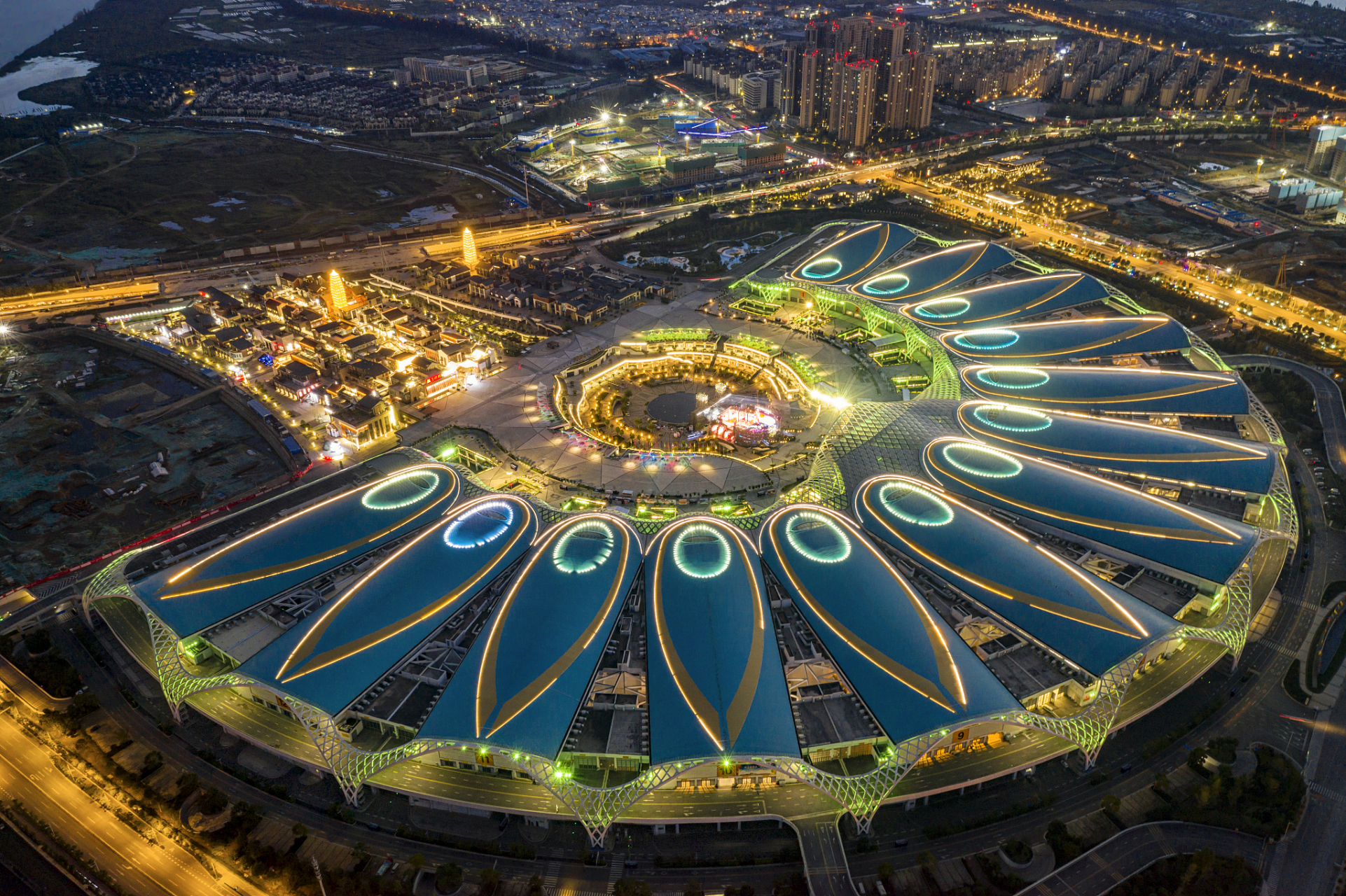 很喜欢昆明的这些重要地标性建筑风格,昆明南站,滇池会展中心,长水机