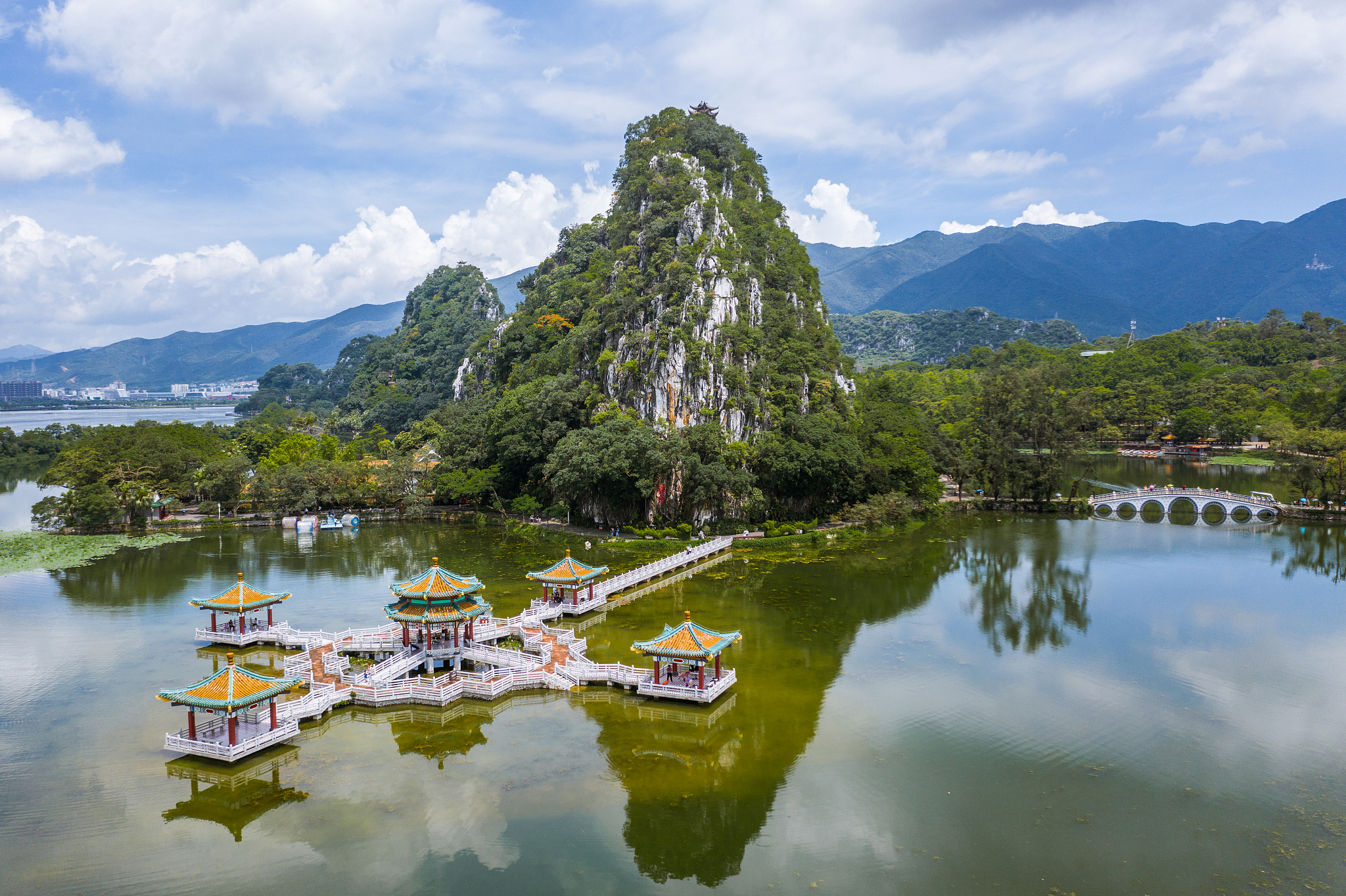 肇庆的七星岩有什么自然景观?徒步旅行者会喜欢吗?