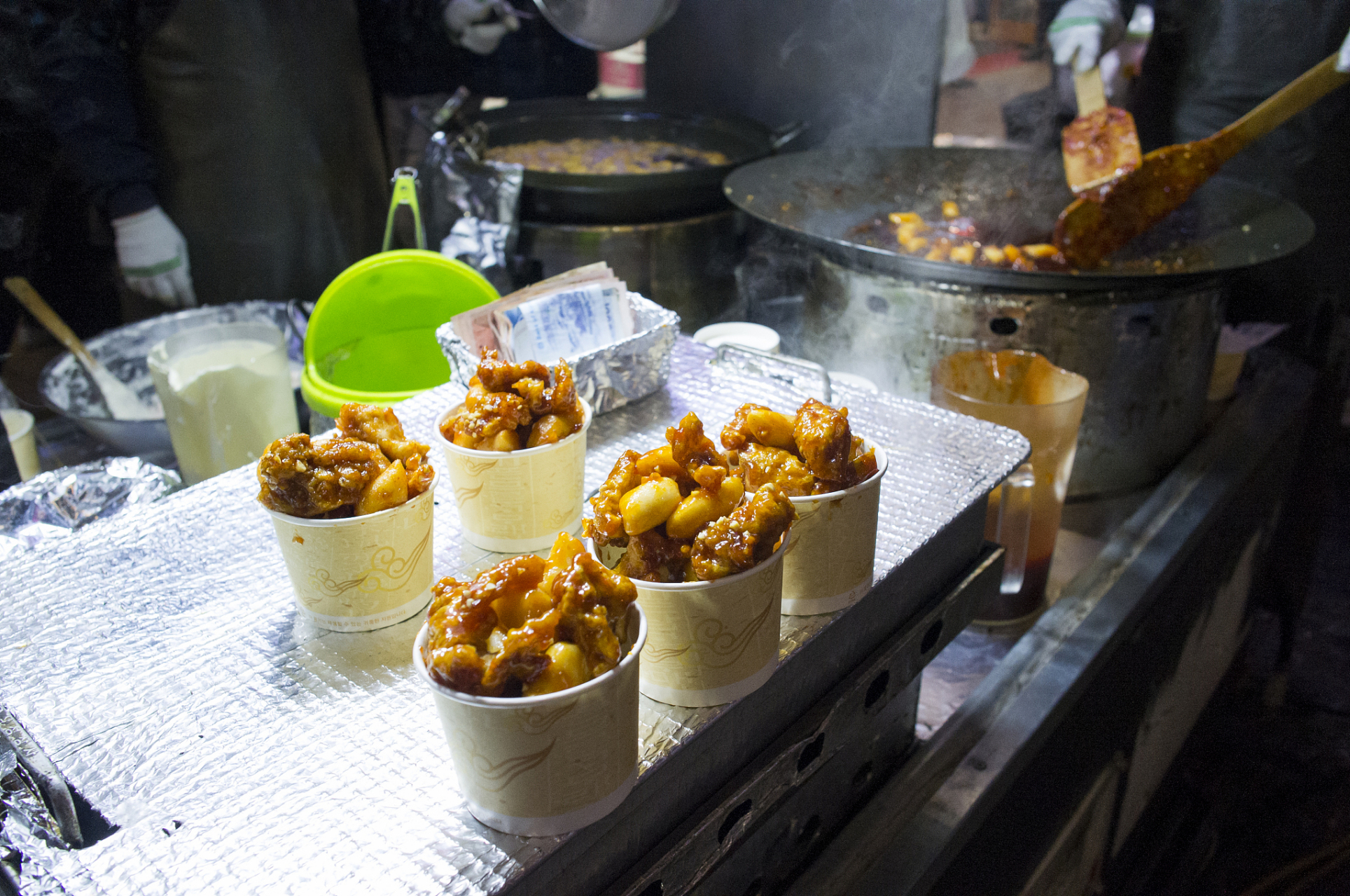 郑州国棉四厂美食推荐 洛馍卷面筋是郑州非常有特色的一种小吃,面筋有