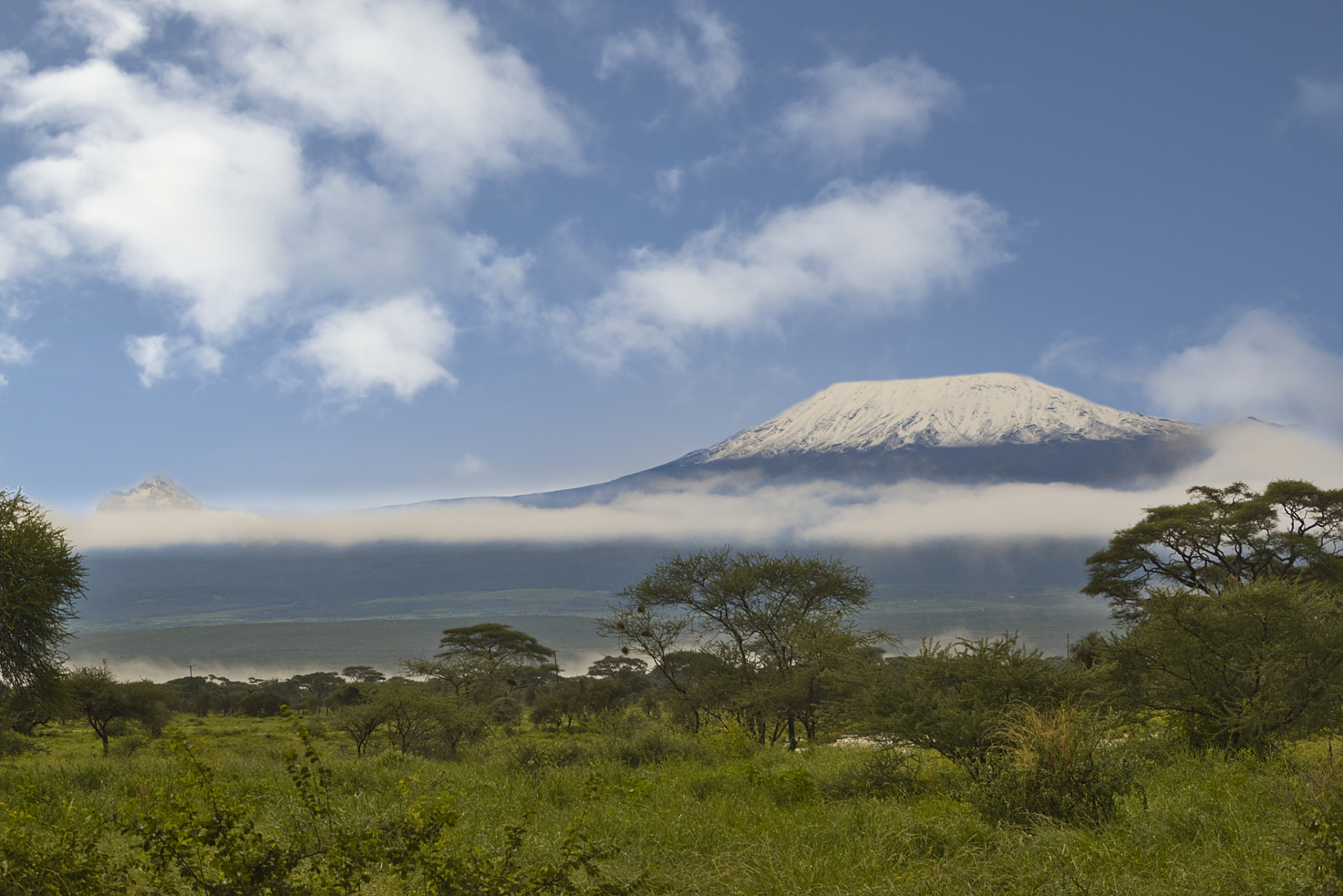 乞力马扎罗山(kilimanjaro)位于坦桑尼亚东北部及东非大裂谷以南约160