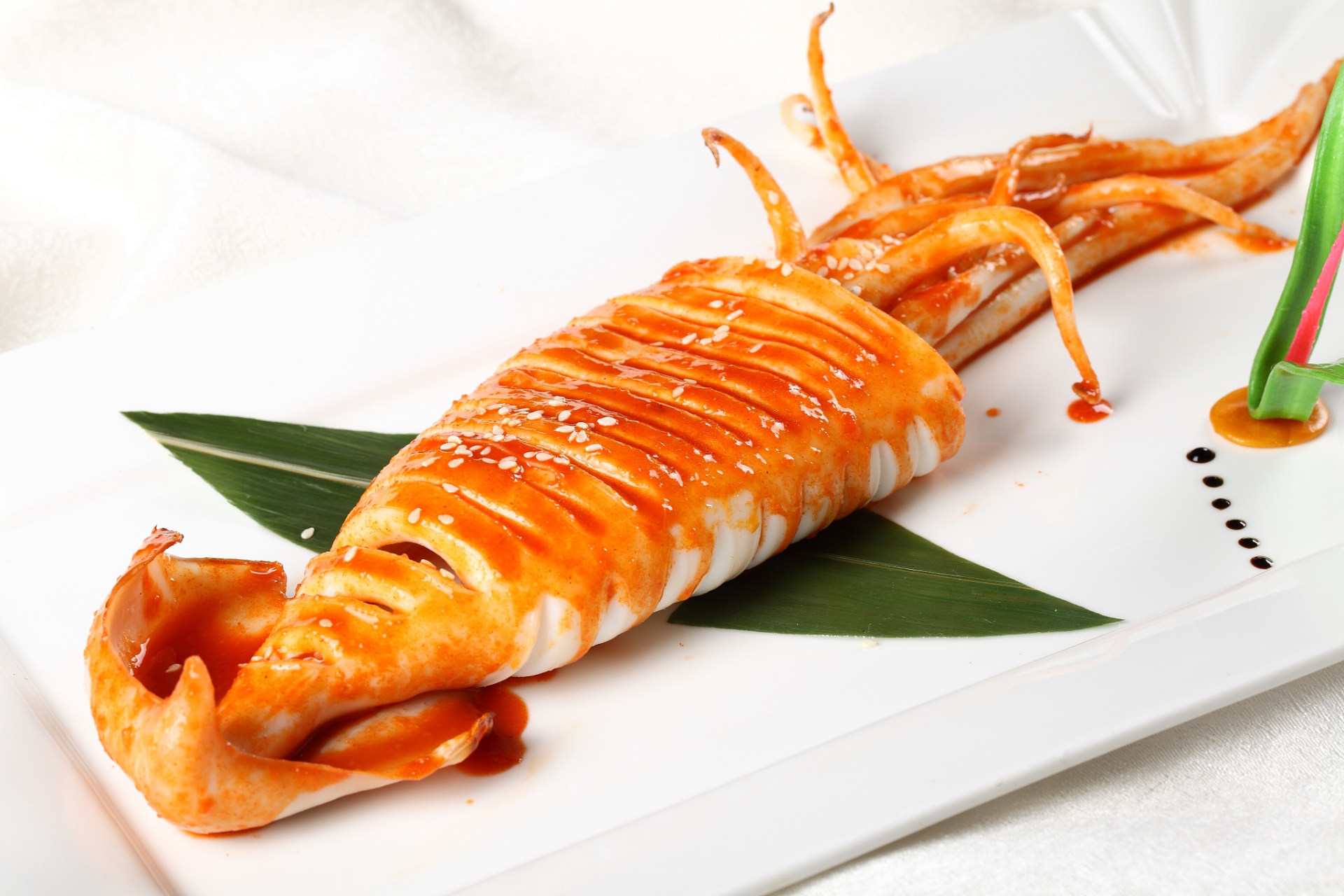 鱿鱼是一种营养丰富的食物,含有蛋白质,氨基酸,微量元素和矿物质等