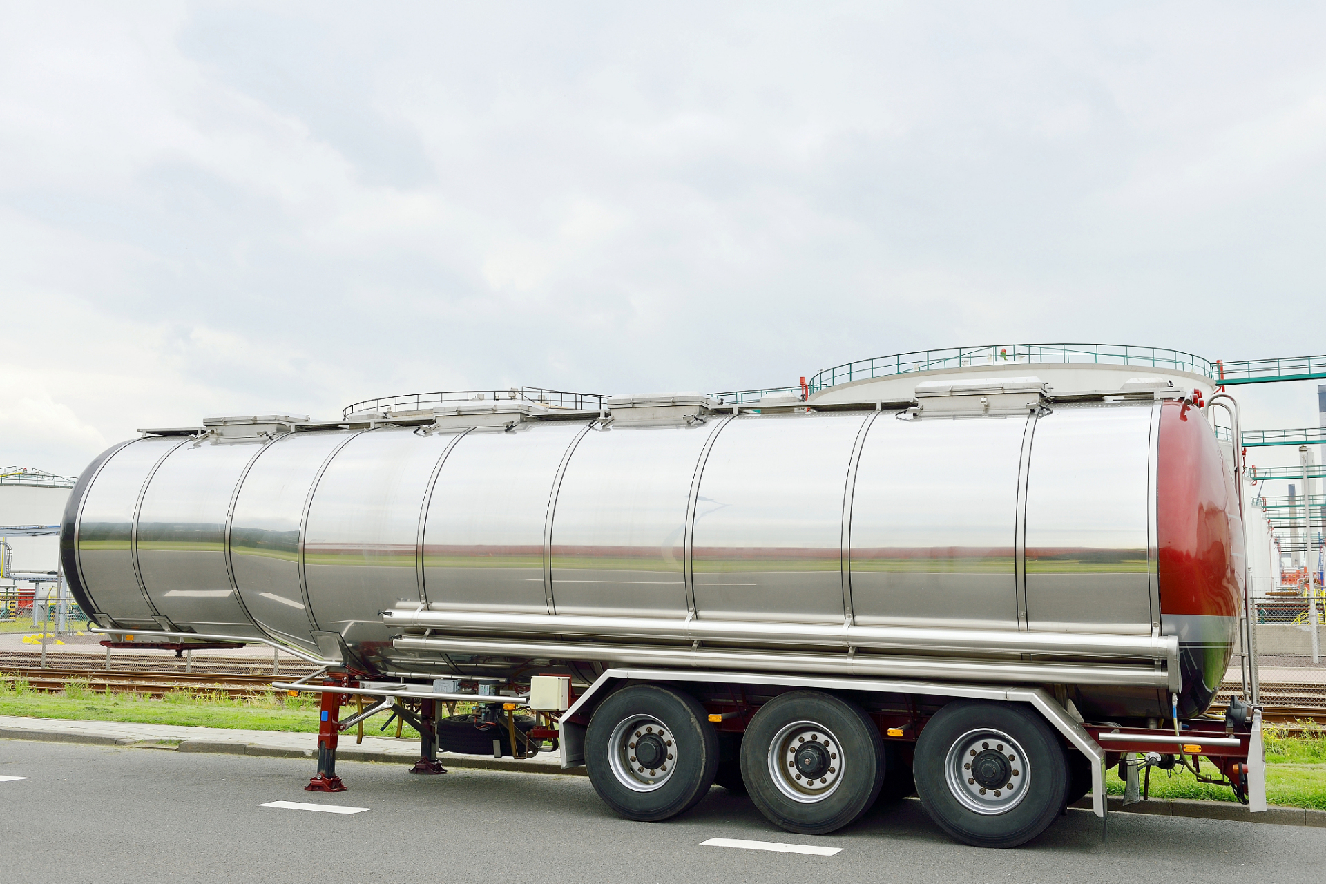 油罐车都是用金属制成的,而塑料桶不能用来装运汽油,为什么?