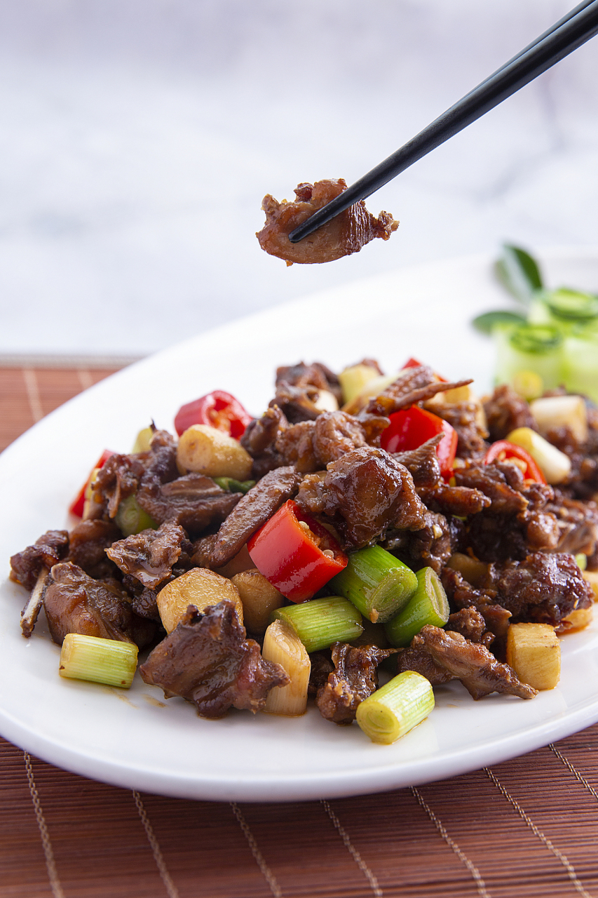 仔姜爆鸭子是一道经典的川菜,它的做法简单易学,口感鲜美,深受人们的