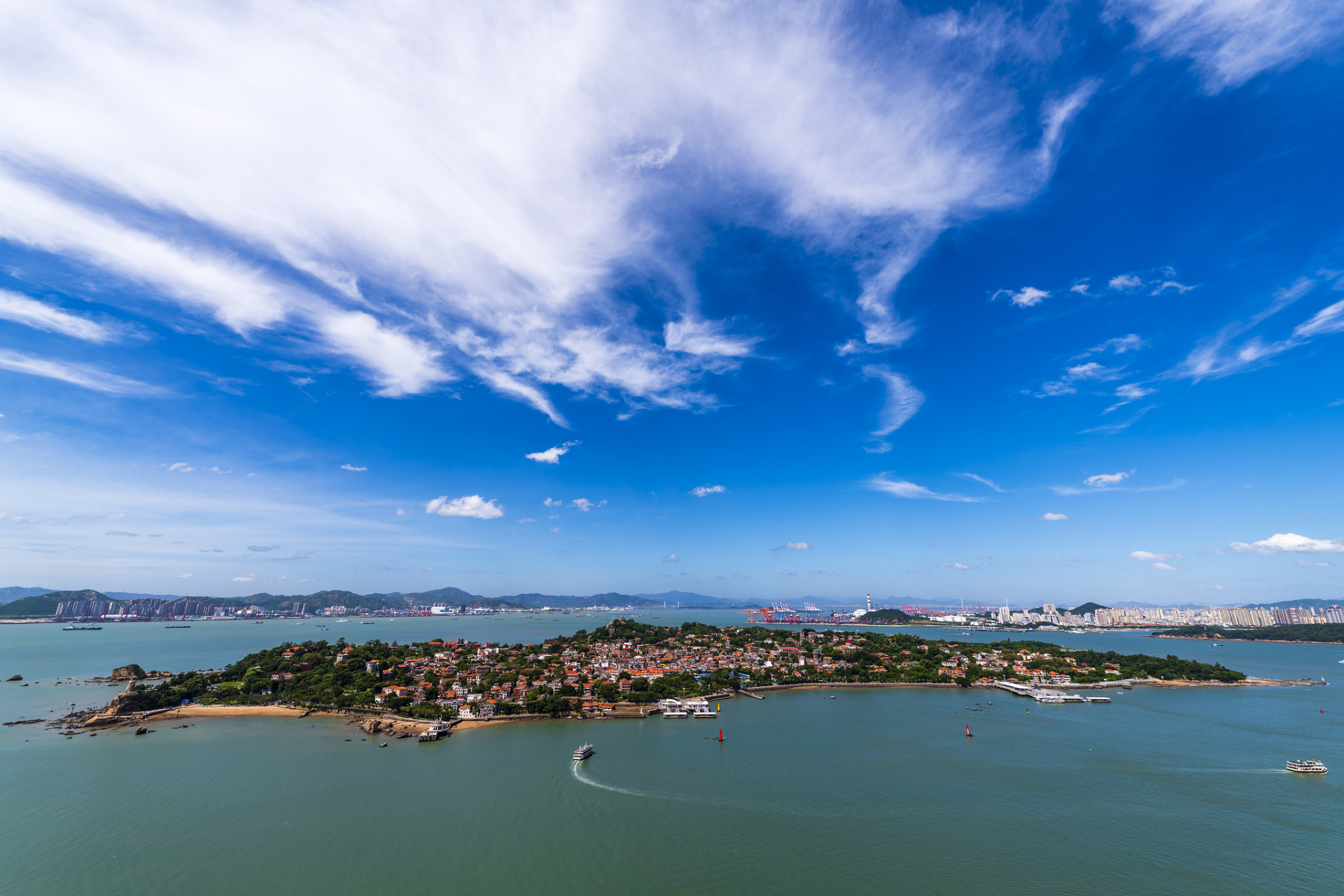全岛绿树成荫,港湾错落有致,岸线曲折多样,风景宜人.岛长9.