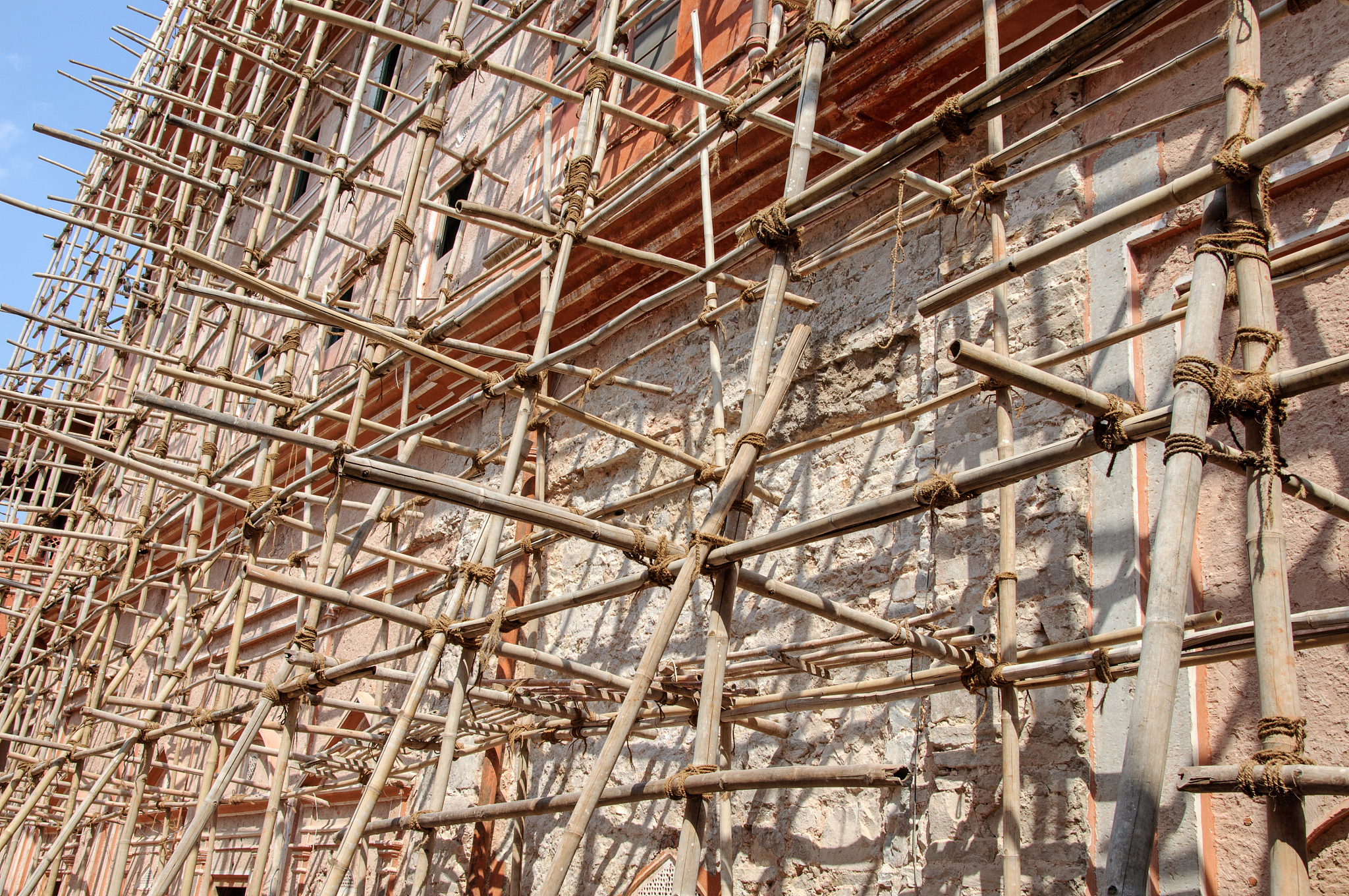 根据《建筑施工扣件式钢管脚手架安全技术规范》规定: