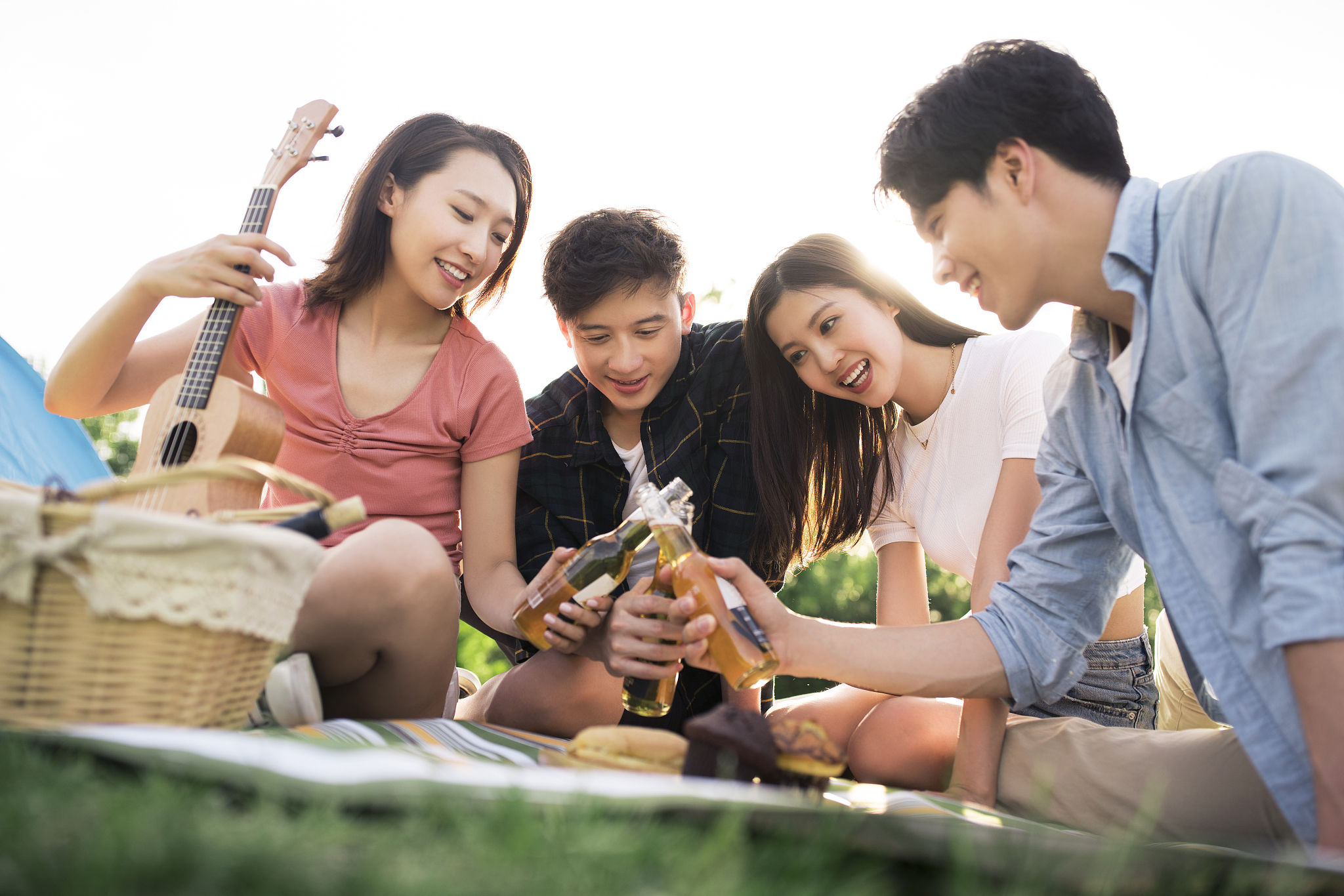 在这个美好的时光里,和朋友们小聚.围坐在一起,欢声笑语不断