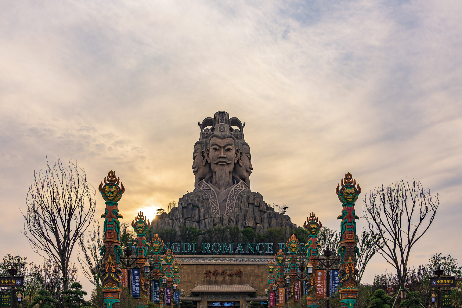 这个中秋国庆假期,郑州黄帝千古情景区迎来了大批的游客,景区也不断