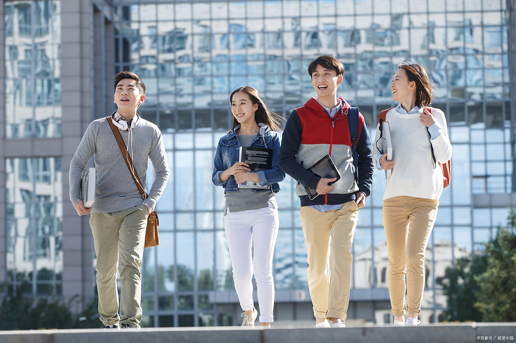 陶渊明崇尚自然,追求精神自由,他的生活理念与现代996青年的忙碌形成