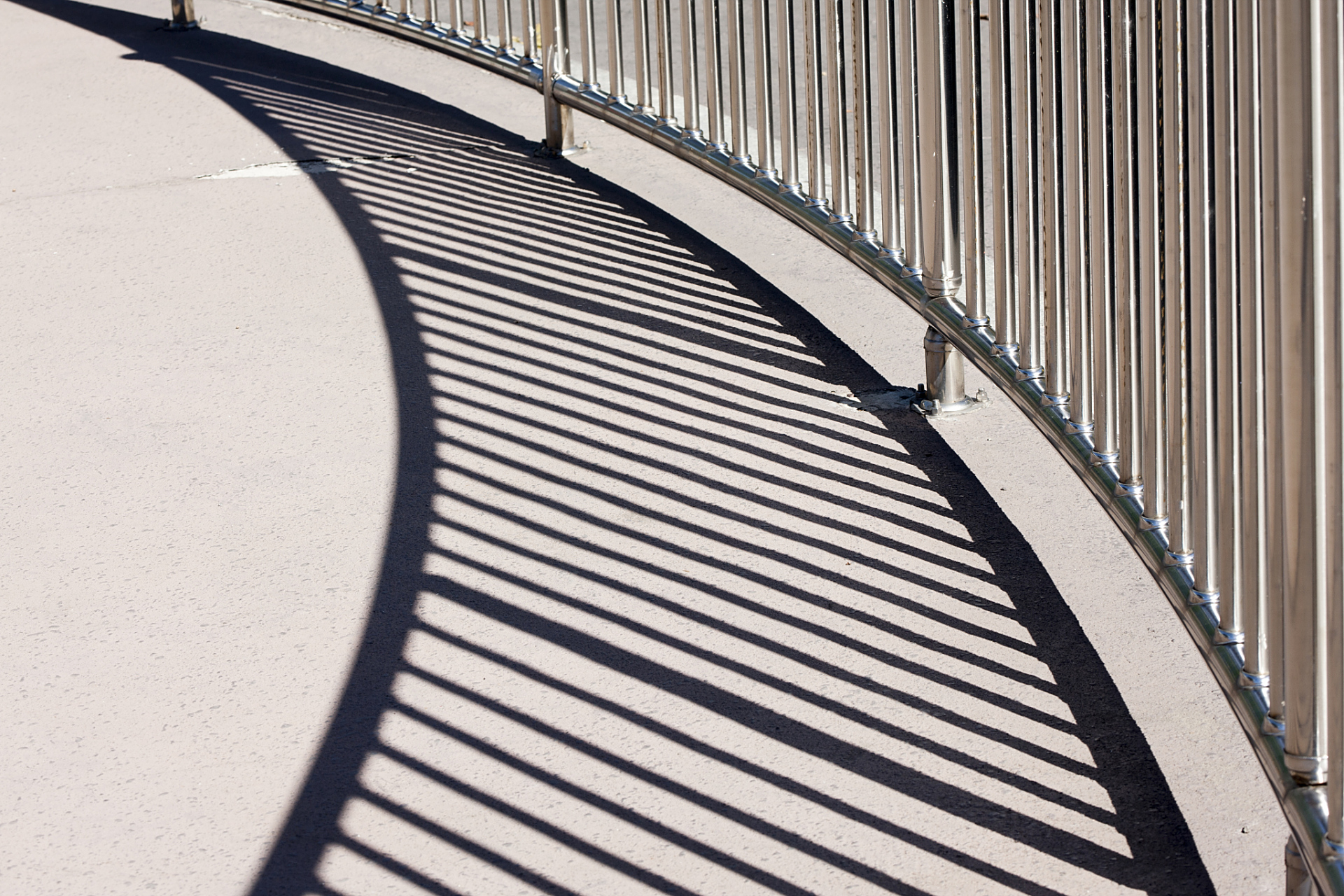 掌握平行线的画法和性质,轻松解决生活与科学中的实际问题!