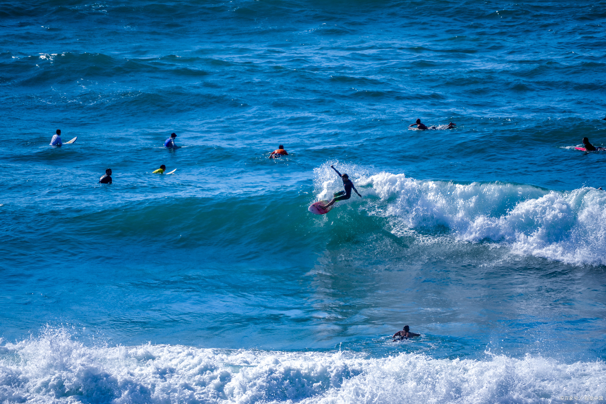 这里的海域有着丰富的浪花资源,适合各种水平的冲浪者挑战