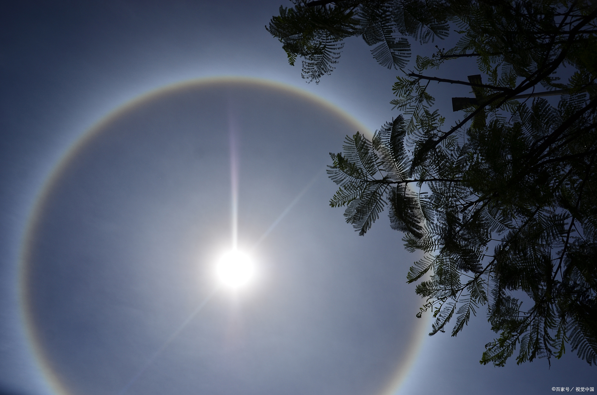 太阳外面出现的光圈是一种大气光学现象,被称为日晕或圆虹.