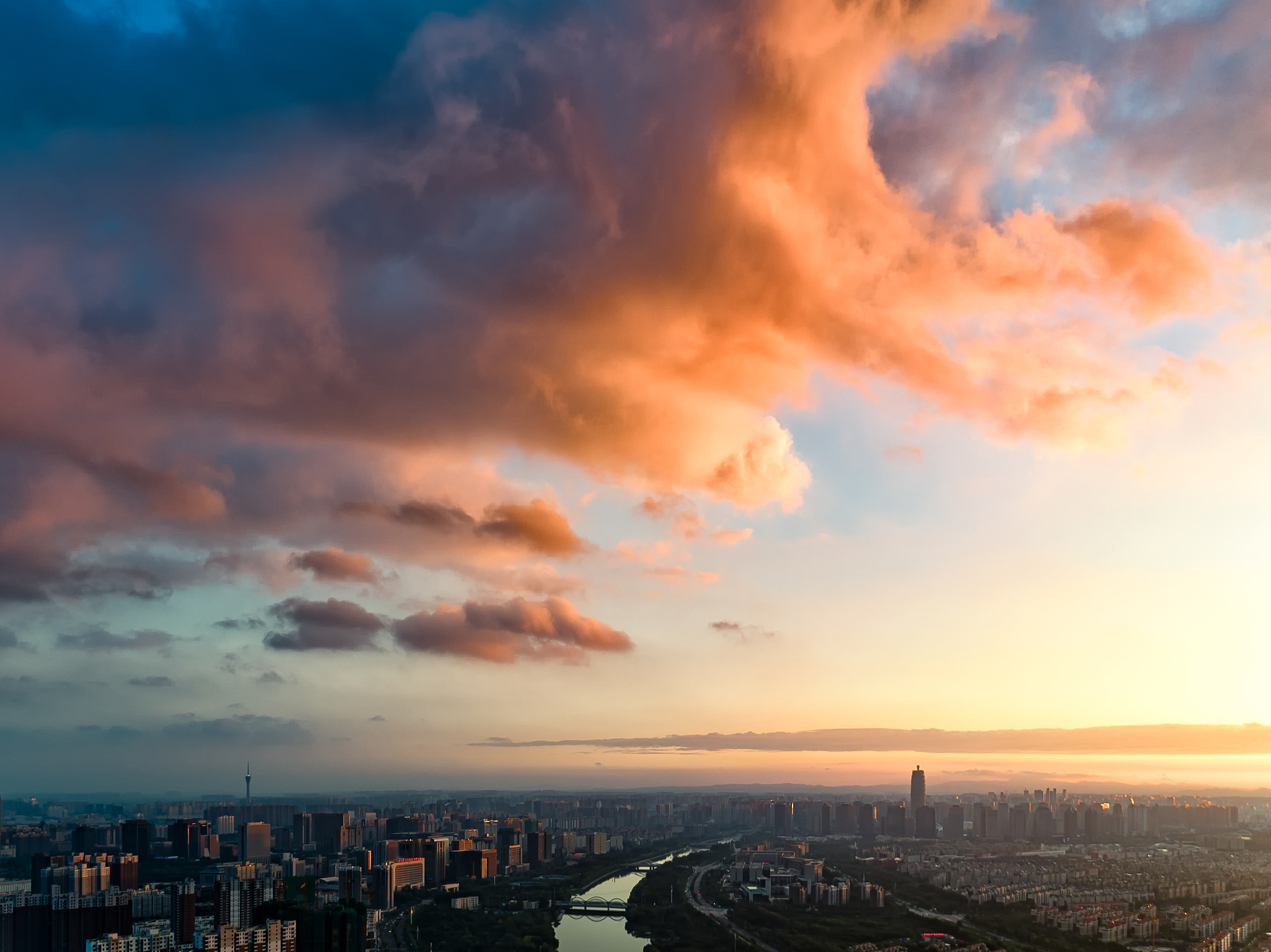 郑州天空"染红"引全城热拍:这场极致晚霞背后的气象奥秘