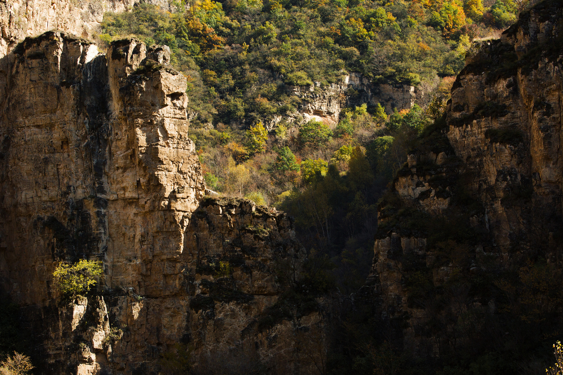 飞狐峪是位于河北省张家口市的旅游胜地,集自然景观,历史文化与民俗