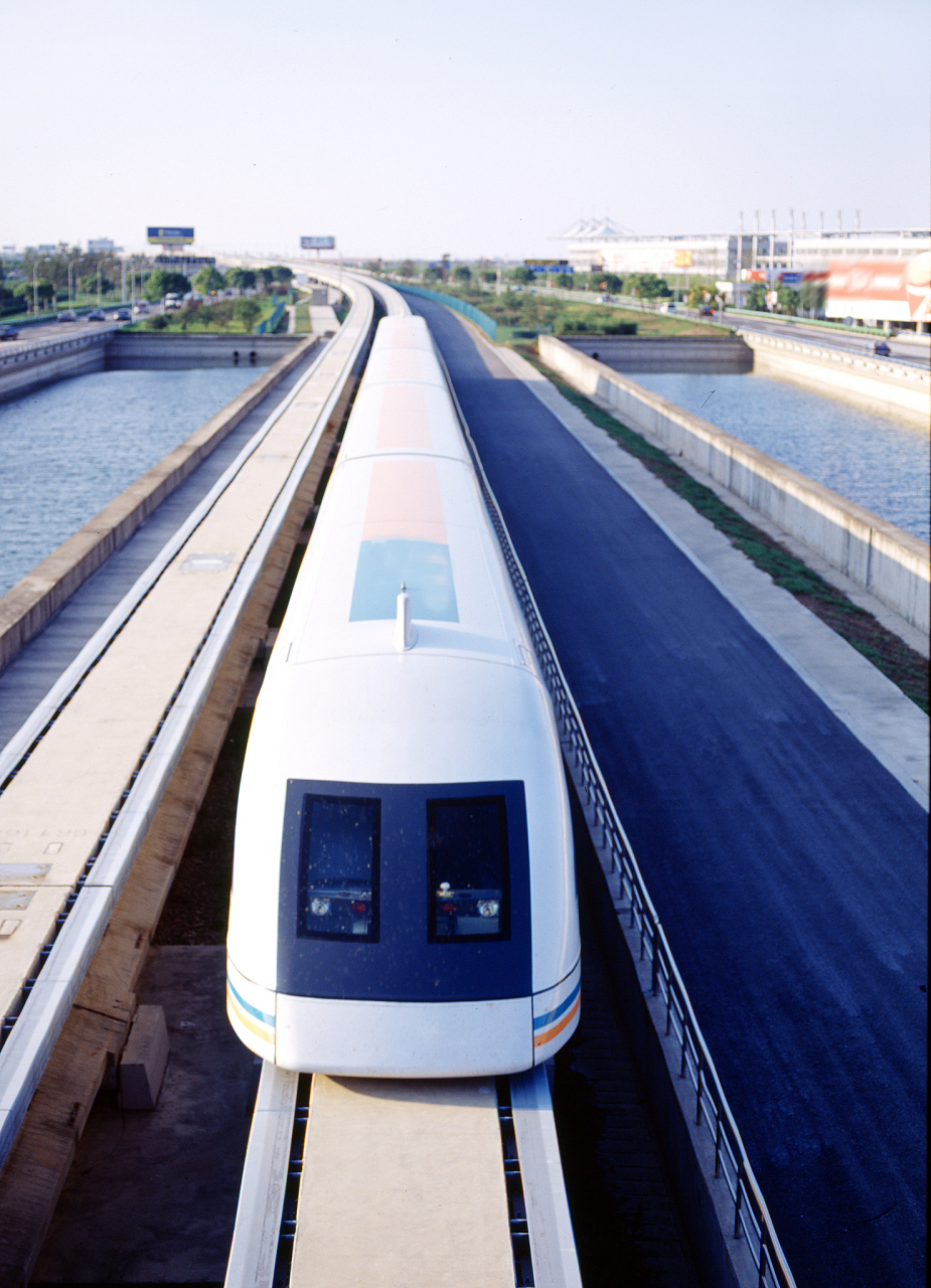 【配图检索词】: 广州上海高速磁悬浮列车,未来科技交通  哇塞!