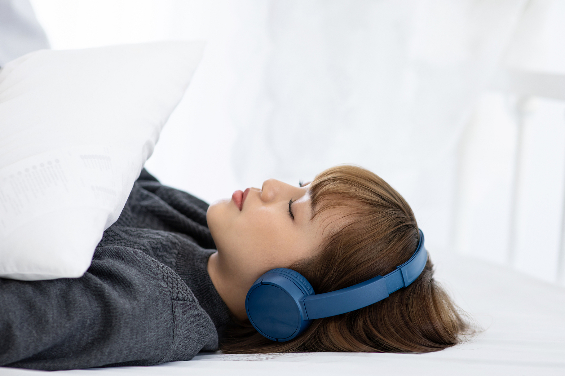 日前,听音乐睡觉要小心耳虫效应引发关注.