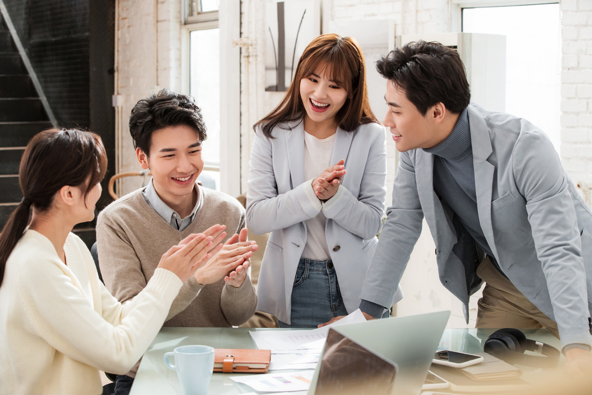 在和亲人朋友交流时,避免谈及工资和退休金是明智的选择.如果实在躲不