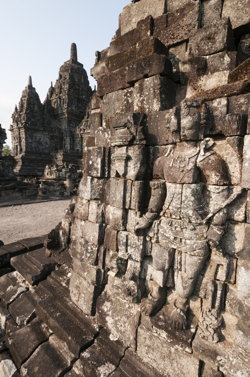 马丘比丘是秘鲁的古代印加文明遗迹,以其壮丽的山顶遗址和神秘的历史