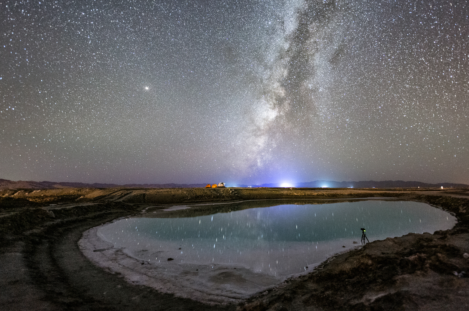 可露营湖边帐篷或席地草地观星.